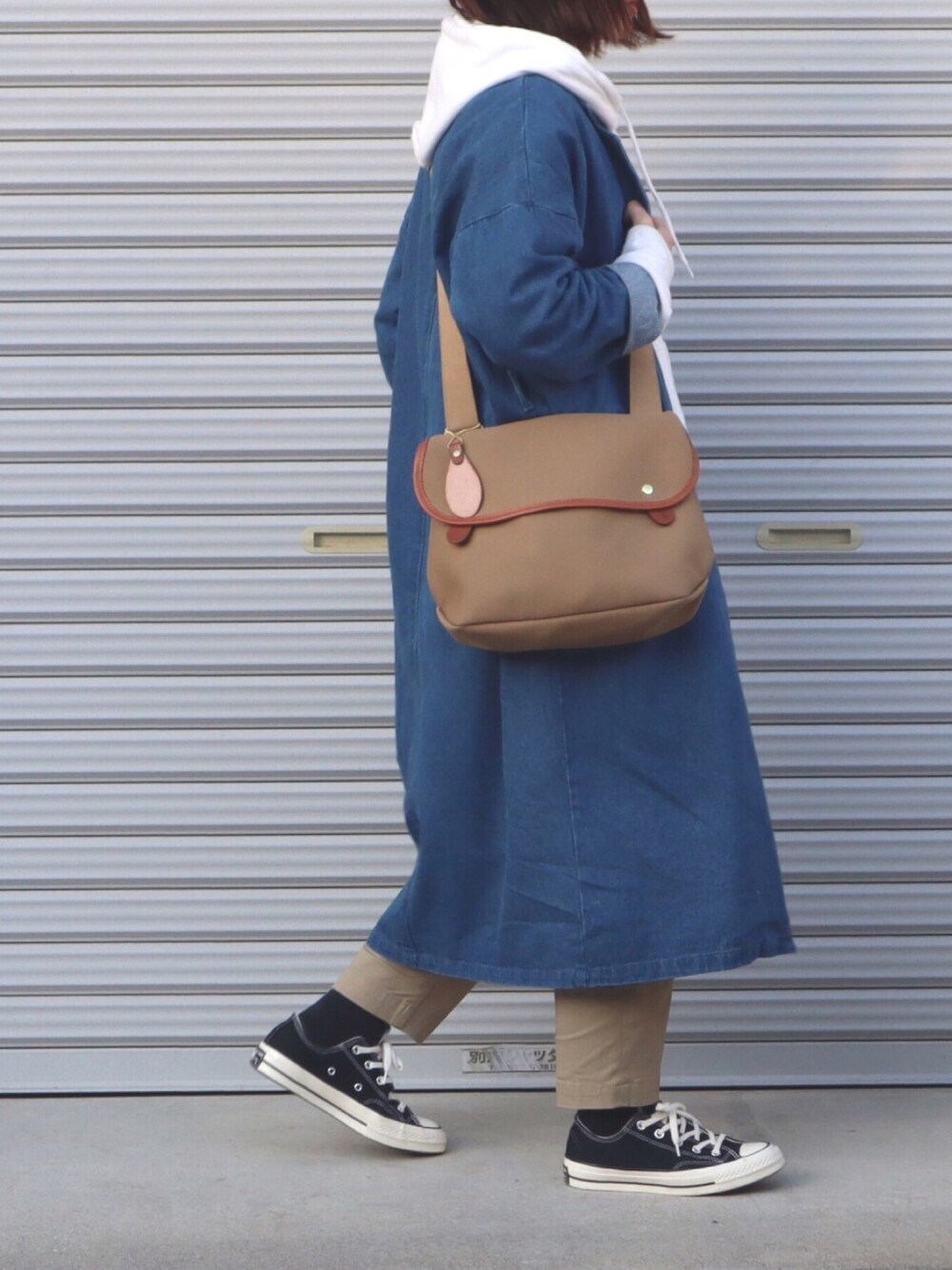 「パンツスタイル、シンプルコーデ、春コーデ、デニム、デニムコート、パーカー、チノパン、ct70、ショルダーバッグ、ブレディ」｜「KBFのKBF デニムガウンコート（その他アウター、ブルー系）」を使った、ともさん（レディース・153cm）の冬コーディネートの1枚目の写真