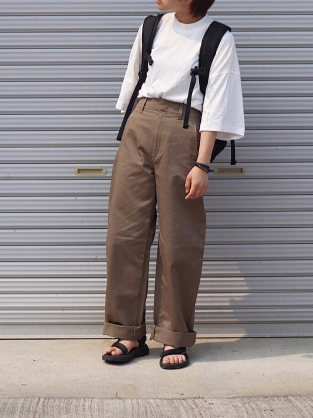 「楽チンコーデ、シンプル、シンプルコーデ、カーブパンツ、ワイドフィットカーブパンツ、サンダル、プチプラコーデ、ラフ、ユニクロコーデ」｜「UNIQLOのオーバーサイズスクエアＴ（5分袖）（Tシャツ/カットソー、ホワイト系）」を使った、ともさん（レディース・153cm）の夏コーディネートの1枚目の写真