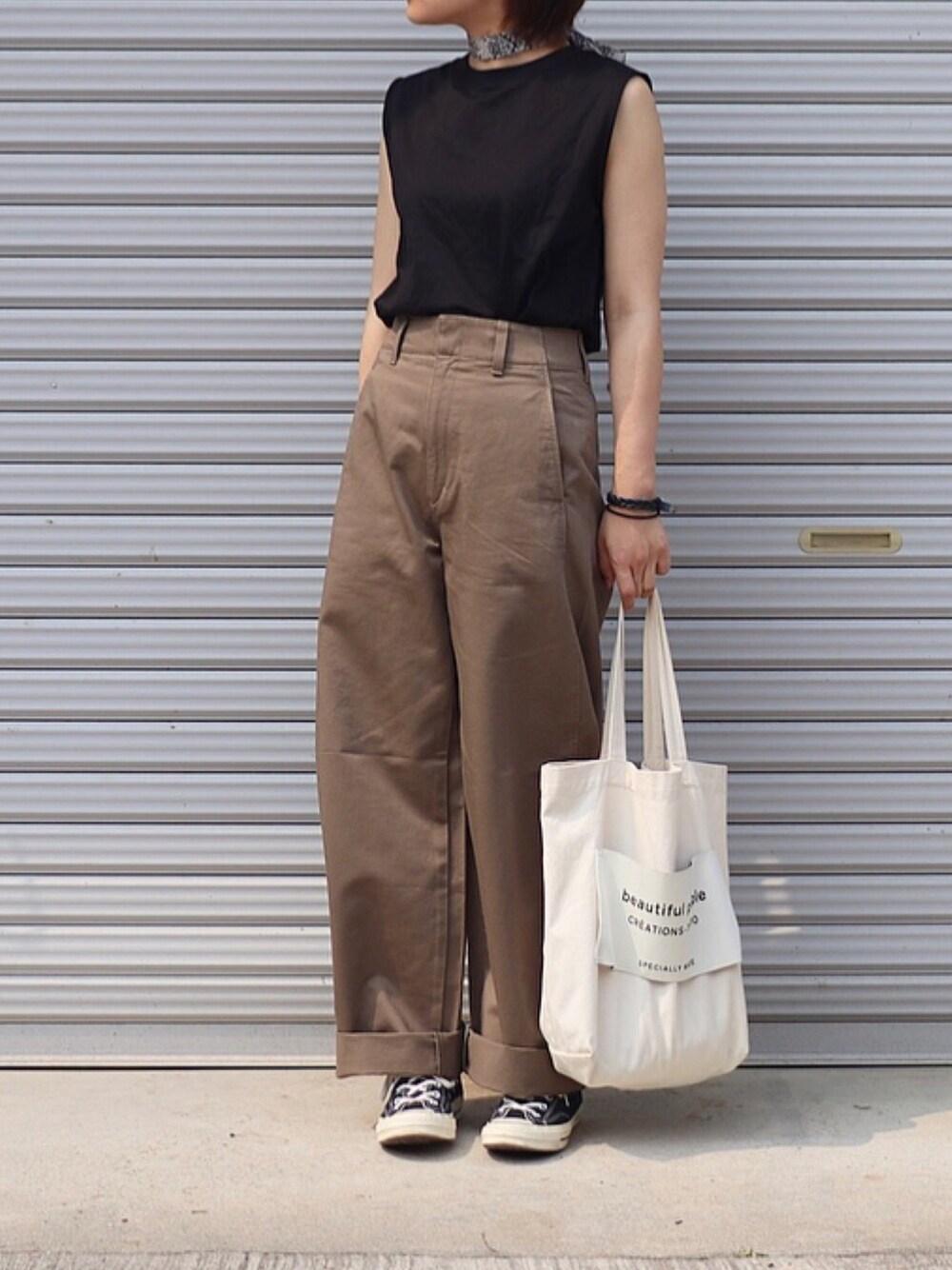 「カーブパンツ、ユニクロコーデ、シンプル、シンプルコーデ、オトナカジュアル、低身長コーデ、スカーフ、トートバッグ、秋色、ワイドフィットカーブパンツ」｜「UNIQLOのマーセライズコットンT（ノースリーブ）（Tシャツ/カットソー、ブラック系）」を使った、ともさん（レディース・153cm）の夏コーディネートの1枚目の写真