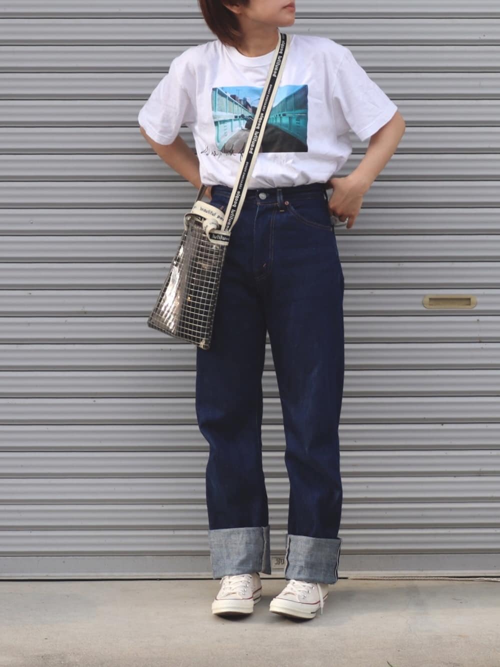 「シンプルコーデ、カジュアルコーデ、低身長、Tシャツ、フォトT、ジーンズ、デニムパンツ、夏コーデ、ct70」｜「AMERICAN RAG CIEのAMERICAN RAG CIE × Fukiharu PHOTO TEE no.4 / アメリカンラグシー×吹春友介 フォトTシャツ（Tシャツ/カットソー、ホワイト系）」を使った、ともさん（レディース・153cm）の夏コーディネートの1枚目の写真