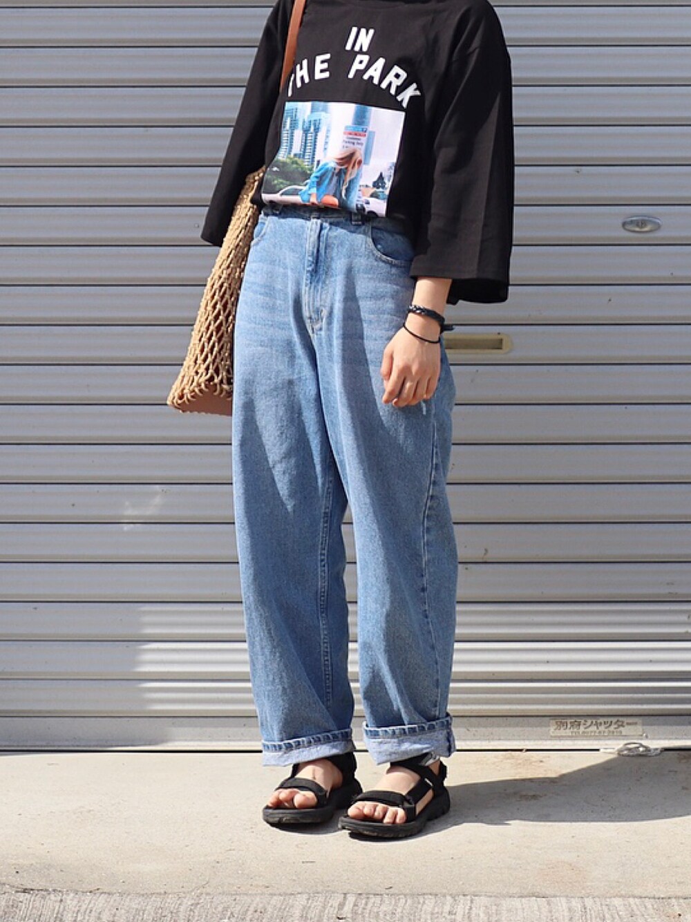 「カジュアル、シンプルコーデ、パンツスタイル、低身長、休日スタイル、サンダル、デニムパンツ、夏コーデ、フォトT」｜「via jのvia j(ヴィアジェイ) "IN THE PARK"半袖Tシャツ（Tシャツ/カットソー、ブラック系）」を使った、ともさん（レディース・153cm）の夏コーディネートの1枚目の写真