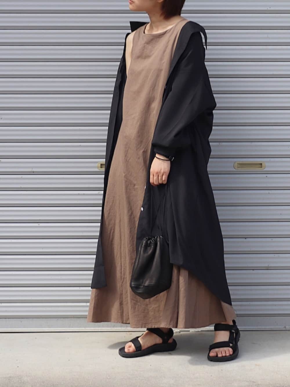 「シンプル、秋のコーデ、低身長、ワンピース、シャツワンピ、秋色、ノースリーブワンピース、巾着バッグ、黒ワンピ、スポサン」｜「UNE MANSIONの【Original】開襟サマーロングシャツワンピース（シャツワンピース、ブラック系）」を使った、ともさん（レディース・153cm）の夏コーディネートの1枚目の写真