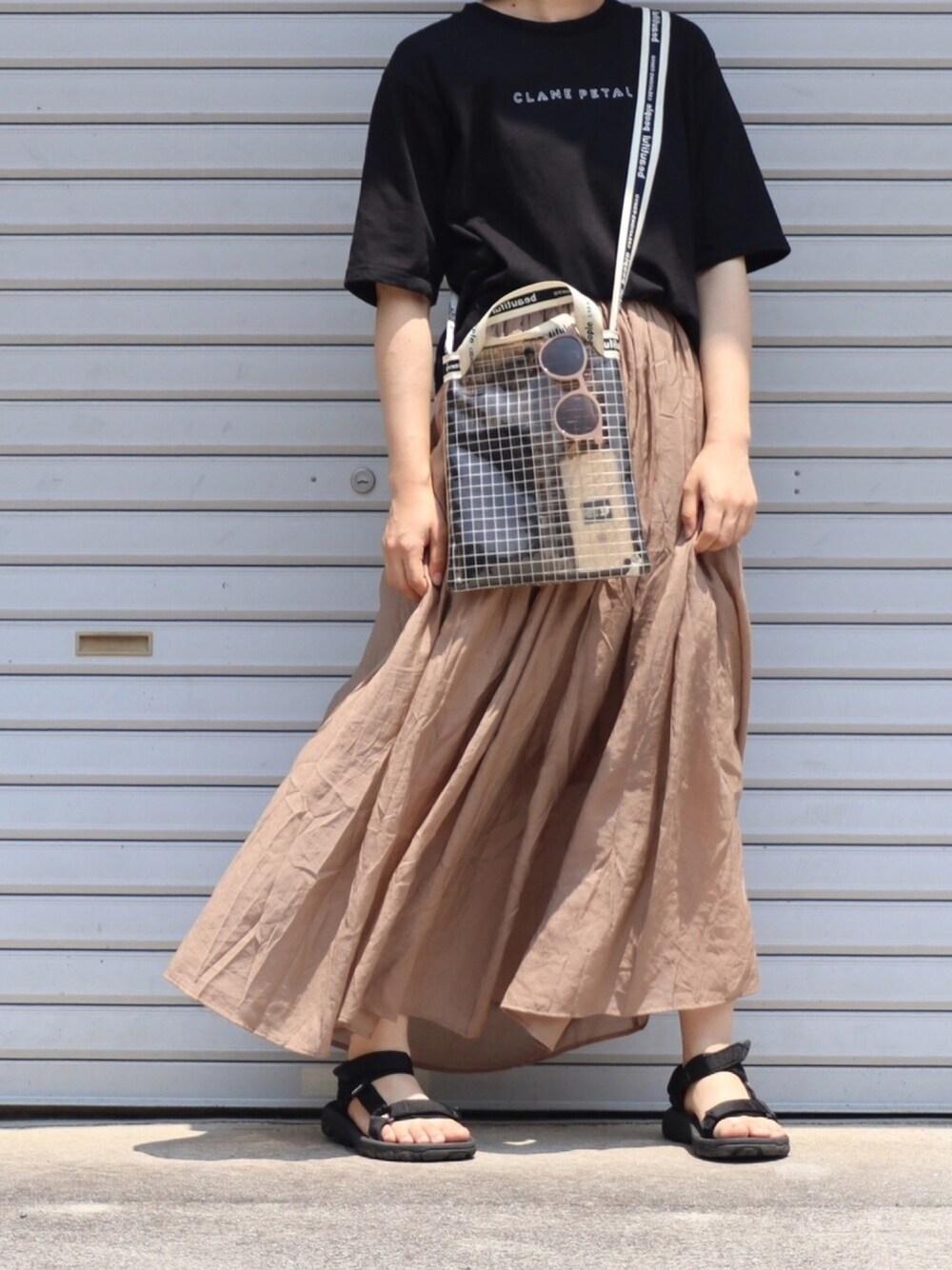 「夏、ラクチンコーデ、ロゴT、Tシャツ、カジュアル、スカート、クリアバッグ、スポーツサンダル、ギャザースカート、ロングスカート」｜「CLANEのクラネペタルパックTシャツ（Tシャツ/カットソー、ブラック系）」を使った、ともさん（レディース・153cm）の夏コーディネートの1枚目の写真