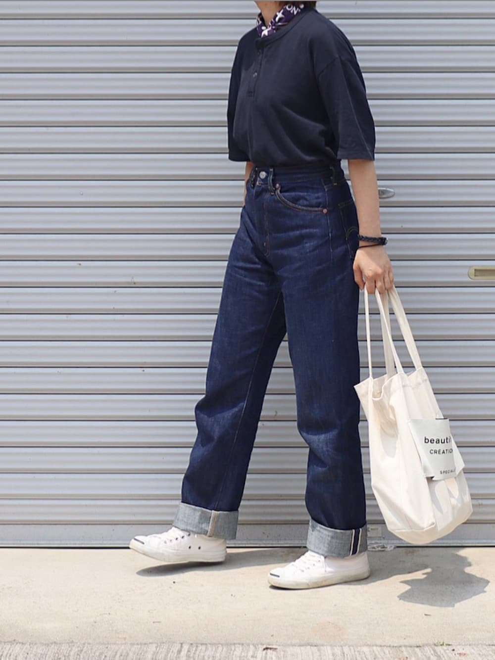 「シンプル、大人カジュアル、夏コーデ、きれいめカジュアル、スカーフ、デニムパンツ、トートバッグ、ヘンリーネック、ネイビー、リーバイス」｜「UNIQLOのスラブヘンリーネックT（半袖）（Tシャツ/カットソー、ブルー系）」を使った、ともさん（レディース・153cm）の夏コーディネートの1枚目の写真