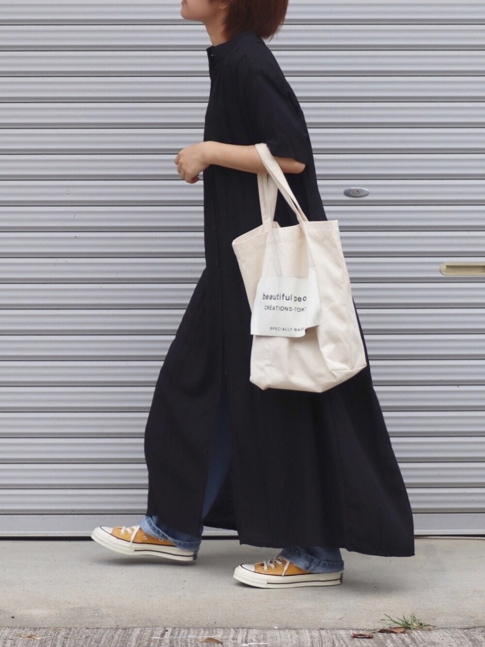 「ラフスタイル、summer、低身長コーデ、ロングワンピース、デニムパンツ、サンフラワー、スニーカー、休日スタイル、バンドカラー」｜「Aunt Marie'sのAUNT MARIE'S バンドカラーハーフスリーブシャツワンピース（シャツワンピース、ブラック系）」を使った、ともさん（レディース・153cm）の夏コーディネートの1枚目の写真
