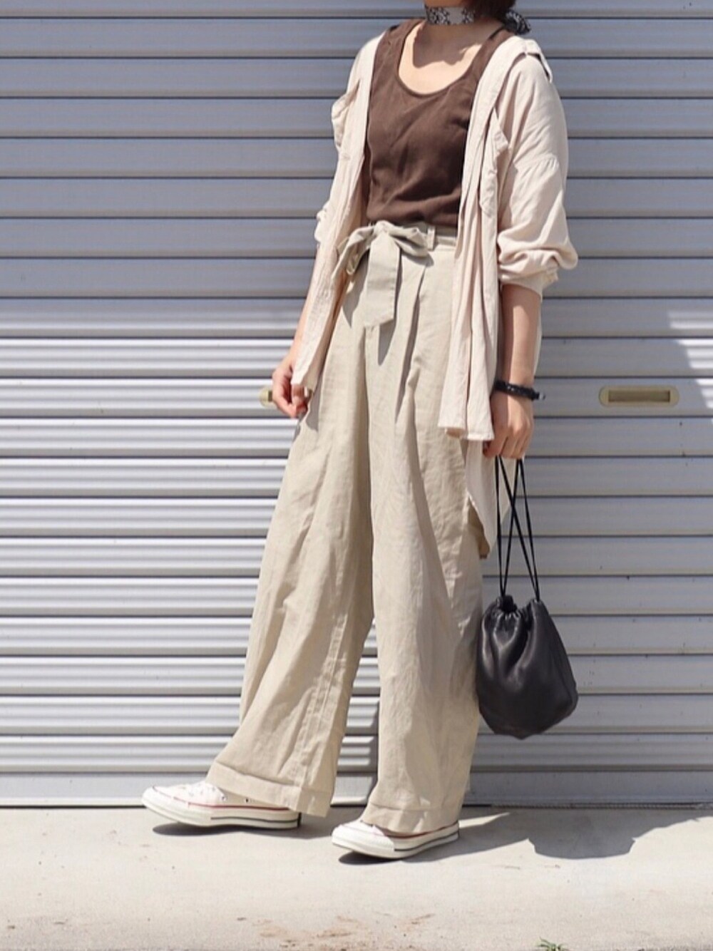 「秋のカフェオレコーデ、秋服、秋のコーデ、オトナ女子、ベージュコーデ、converse、UNIQLO、セットアップ風、巾着バッグ、大人トレンドカジュアル」｜「LOWRYS FARMのフレンチリネンＣＰＯシャツ　831450（シャツ/ブラウス、ベージュ系）」を使った、ともさん（レディース・153cm）の秋コーディネートの1枚目の写真