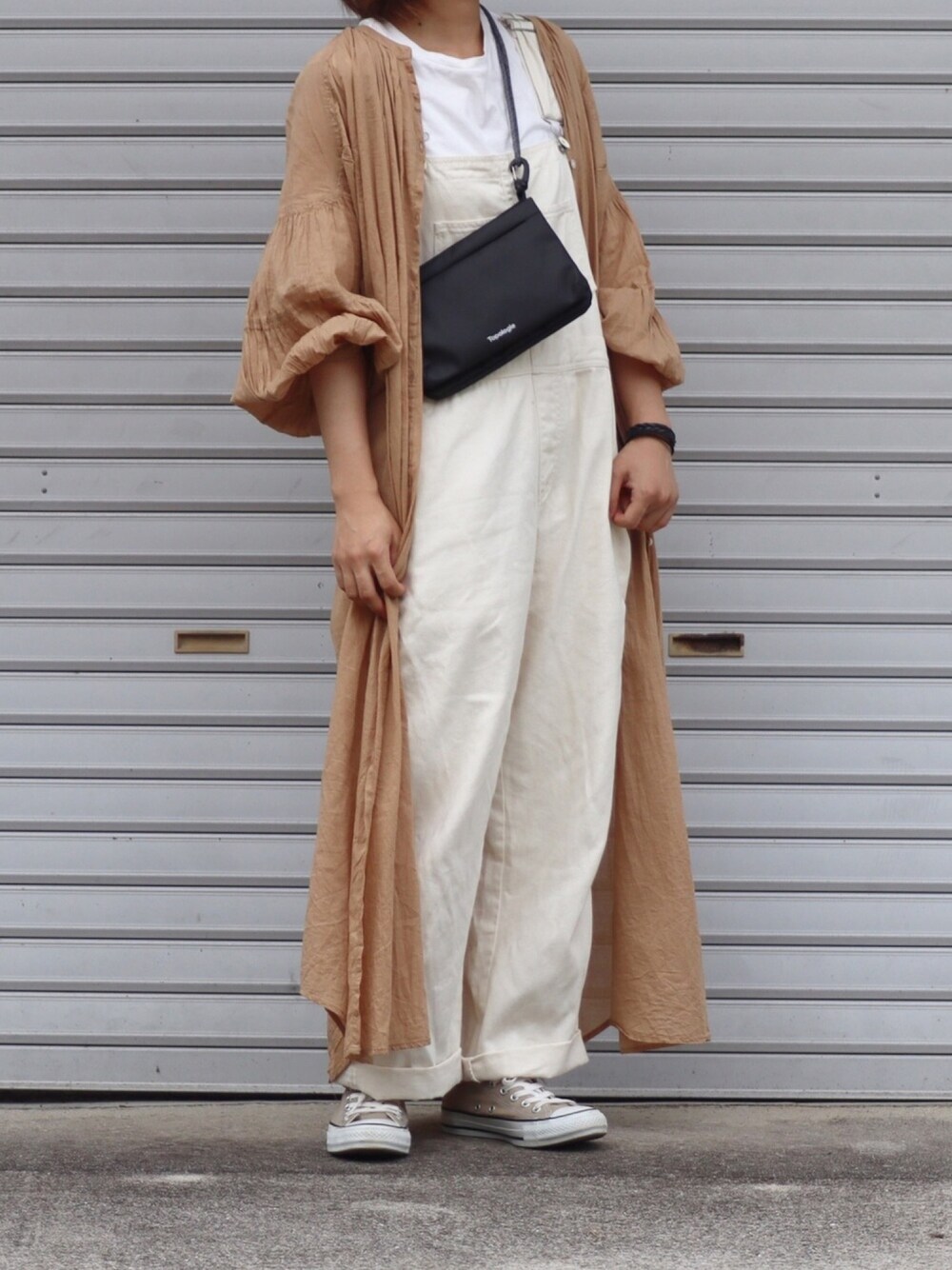 「秋のカフェオレコーデ、大人トレンドカジュアル、秋服、ベージュ、ベージュコーデ、オーバーオール、オトナカジュアル、秋のコーデ、サコッシュ」｜「LOWRYS FARMのボイルロングマエアキワンピース　830025（ワンピース、ベージュ系）」を使った、ともさん（レディース・153cm）の秋コーディネートの1枚目の写真