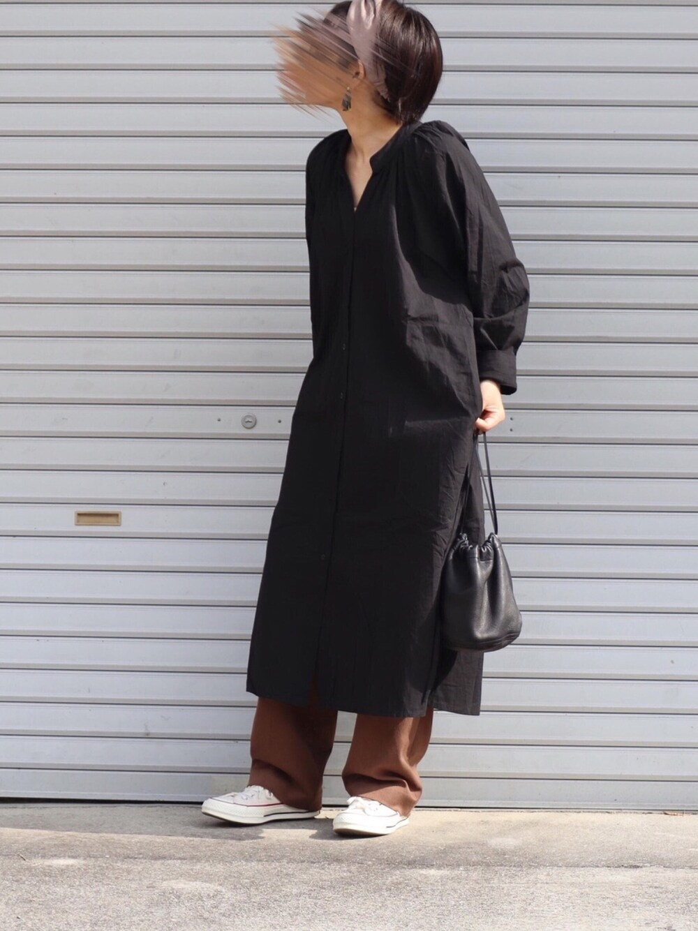 「秋コーデ、シンプルコーデ、オトナカジュアル、秋、ワンピース、ブラック、ヘアバンド、巾着バッグ、オトナ女子」｜「Libra CueのLibra スモッグワンピース（ワンピース、ブラック系）」を使った、ともさん（レディース・153cm）の秋コーディネートの1枚目の写真