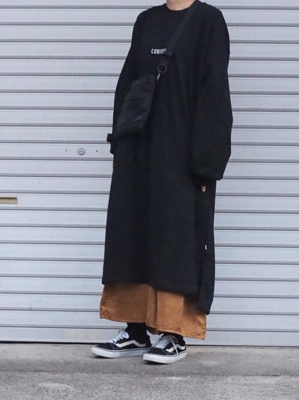 「秋服、カジュアルコーデ、ゆるコーデ、秋色、秋のコーデ、シンプル、ワンピース、スウェットワンピース、サコッシュ、ブラック」｜「CONVERSEのCONVERSE×Chaco closet 別注 コンバース フロント刺繍 バルーンスリーブ ポケット付き サイドスリット　スウェットワンピース（ワンピース、ブラック系）」を使った、ともさん（レディース・153cm）の秋コーディネートの1枚目の写真