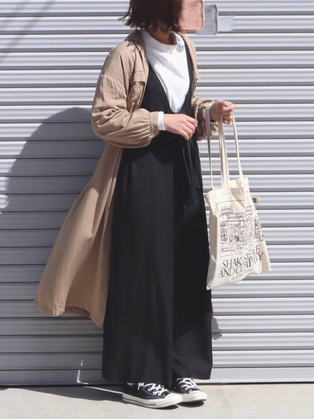 ホワイト系のTシャツ/カットソー、ブラック系のつなぎ/オールインワン、ホワイト系のトートバッグを着用したレディースの春コーディネートの1枚目の写真