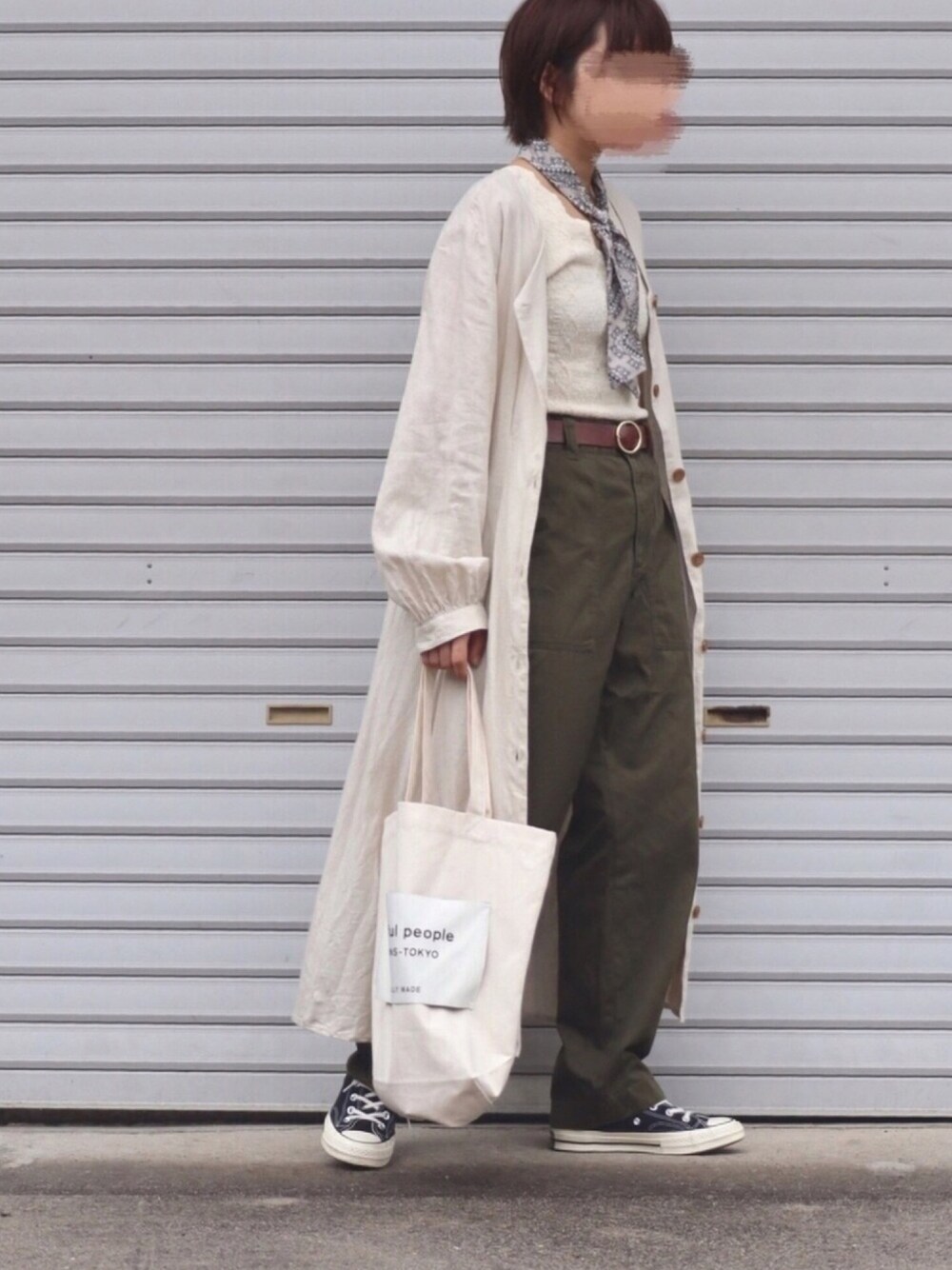 「パンツスタイル、大人カジュアル、スニーカー、リネン、ベージュコーデ、スカーフ、オトナカジュアル、夏コーデ、オトナ女子、ワンピース」｜「JEANASISのリボンツキベーカーパンツ/768824（その他パンツ、グリーン系）」を使った、ともさん（レディース・153cm）の春コーディネートの1枚目の写真