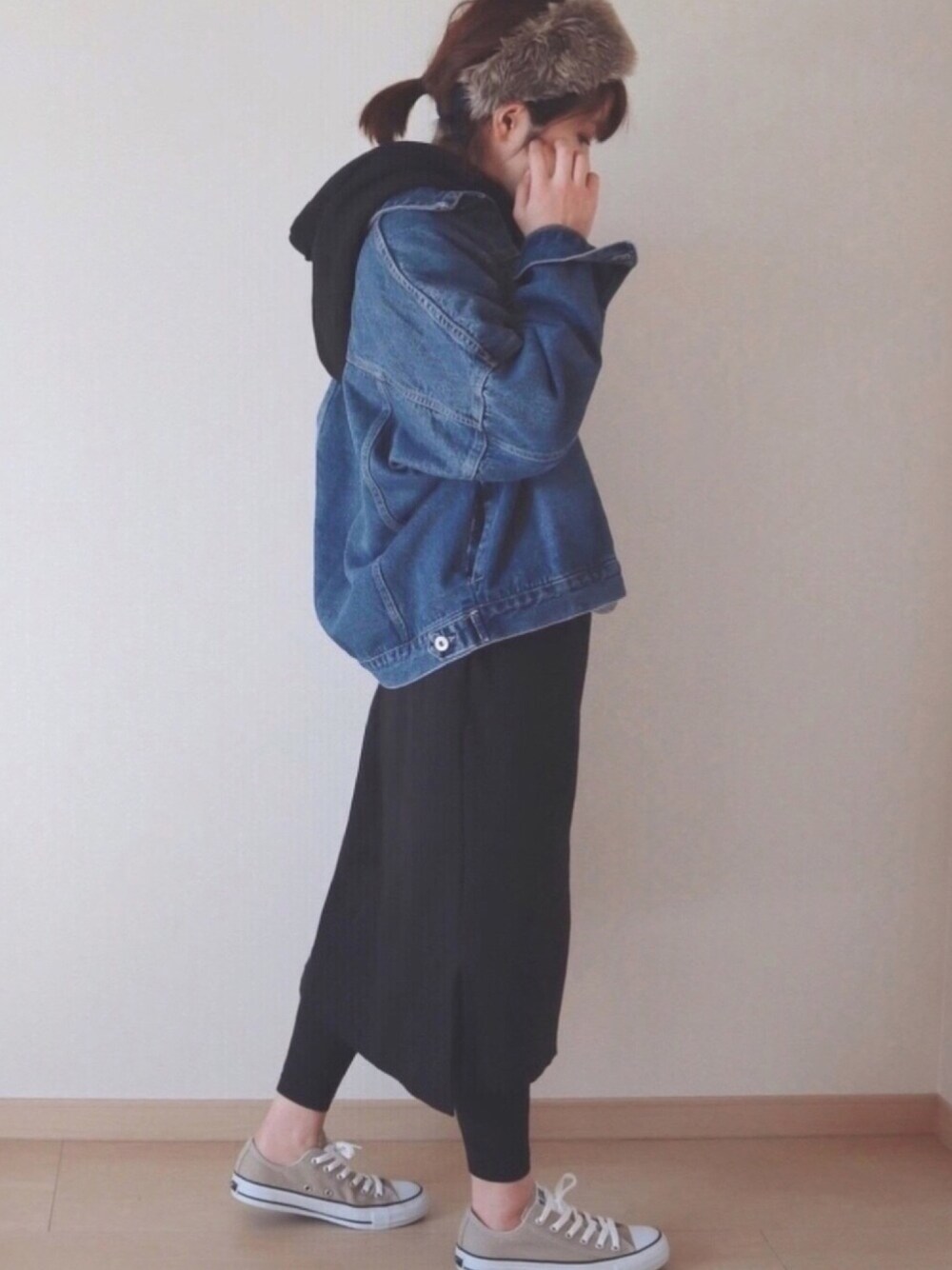 ベージュ系のスニーカー、ブルー系のヘアバンドを着用したレディースの秋コーディネートの1枚目の写真