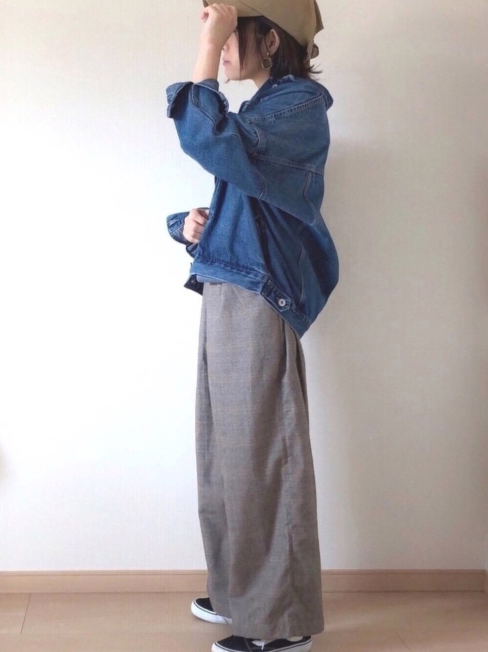 ブラック系のTシャツ/カットソー、ブラック系のスニーカー、ベージュ系のキャップを着用したレディースの秋コーディネートの1枚目の写真