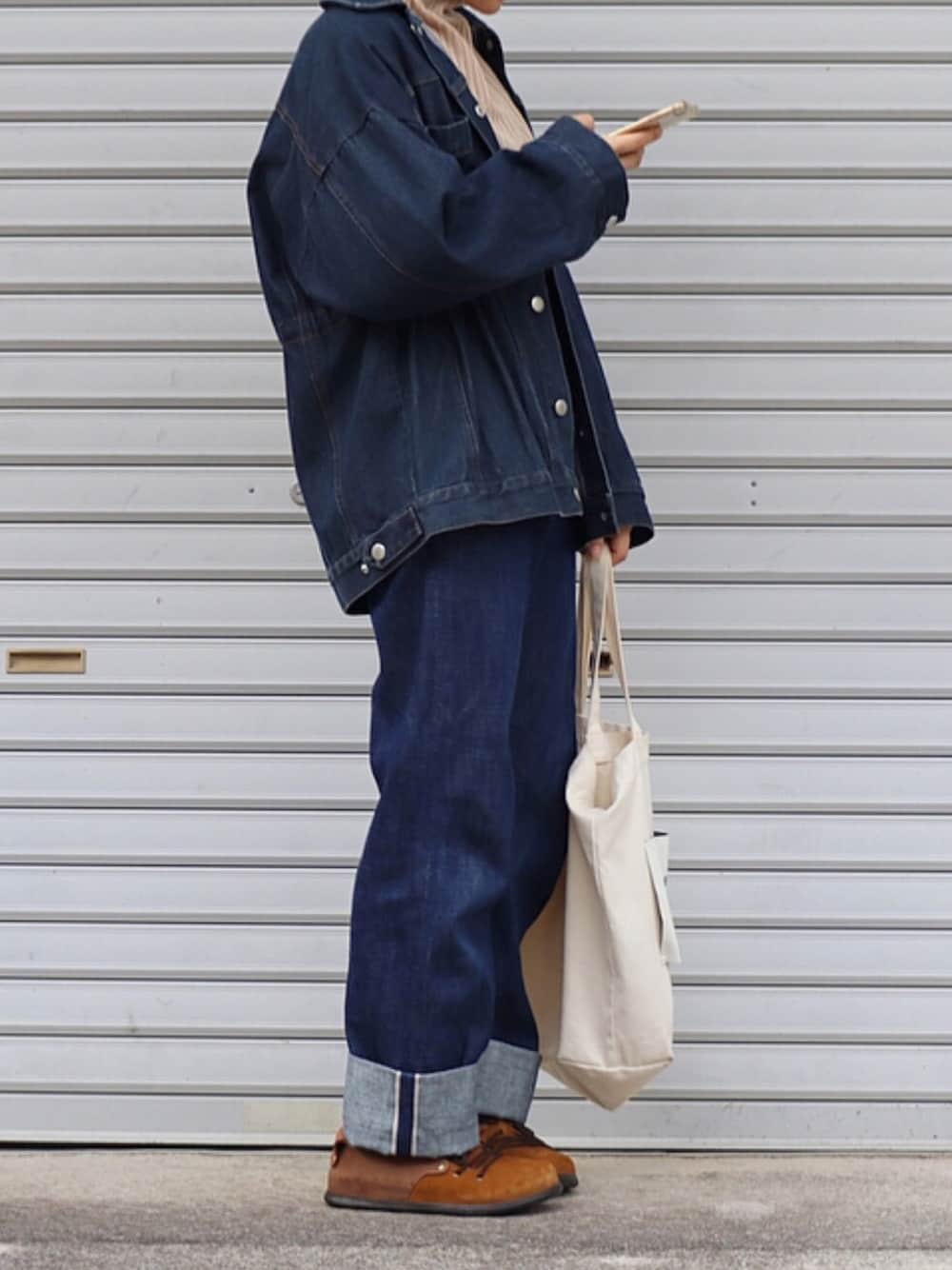 「秋のコーデ、秋冬、カジュアル、大人カジュアル、デニム、デニムジャケット、デニムパンツ、デニムオンデニム、モンタナ」｜「KastaneのBIG Gジャン（デニムジャケット、ブルー系）」を使った、ともさん（レディース・153cm）の秋コーディネートの1枚目の写真
