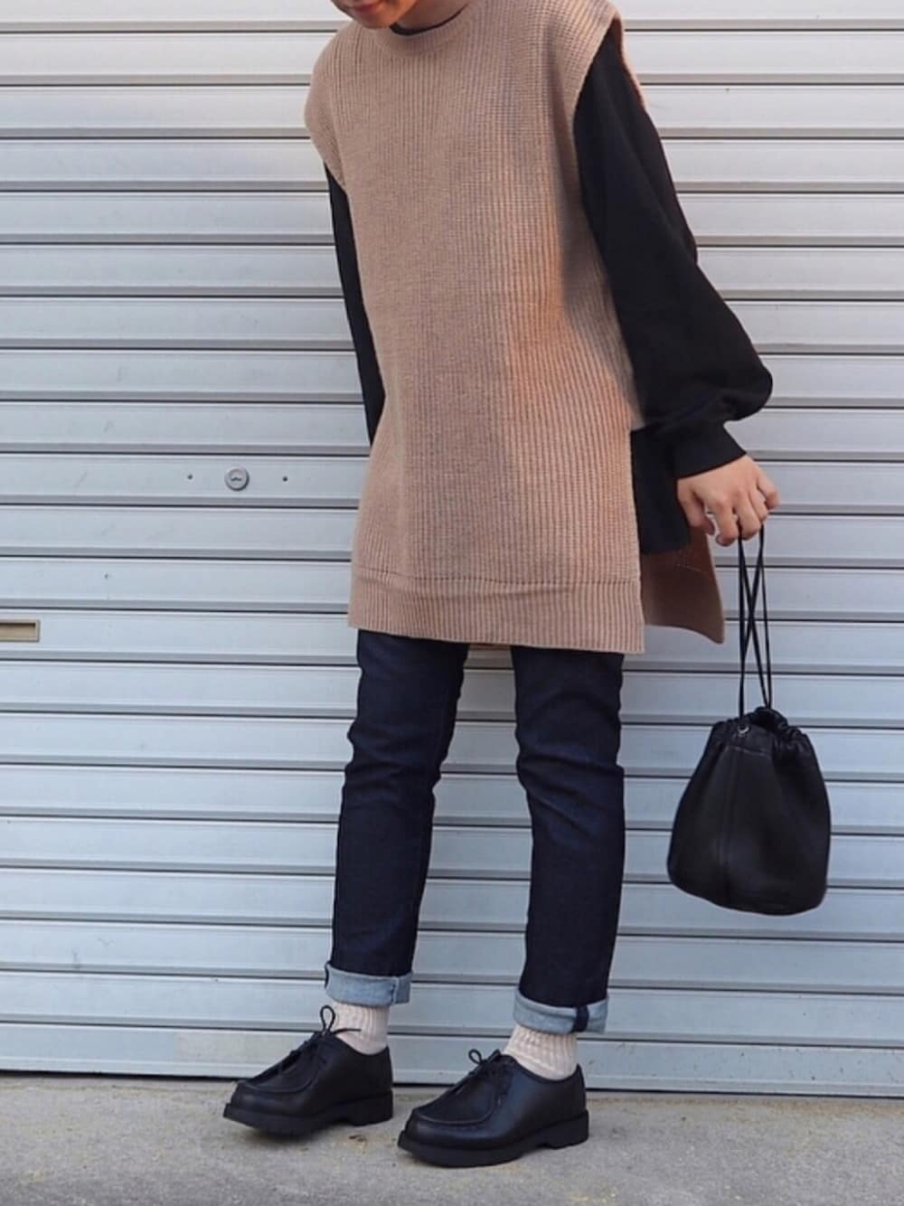 「秋、秋のコーデ、ニットベスト、ベスト、デニムパンツ、KLEMAN、カジュアル、秋冬コーデ、デニム、ボリューム袖」｜「LIPSTARの【セット商品】スリットチュニックニットベスト×ロングTシャツ（ベスト、ベージュ系）」を使った、ともさん（レディース・153cm）の秋コーディネートの1枚目の写真