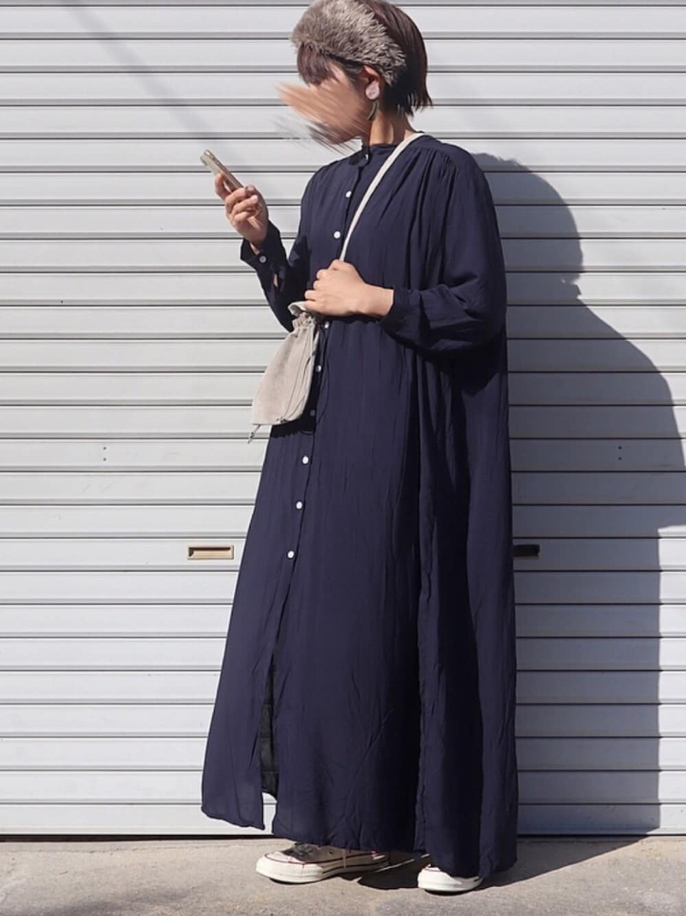 「シンプルコーデ、ワンピース、ロングワンピース、ショートヘア、ヘアバンド、ファー小物、秋のコーデ、低身長、バンドカラー、マキシ丈ワンピース」｜「Libra CueのLibra バンドカラー長袖ワンピース（ワンピース、ブルー系）」を使った、ともさん（レディース・153cm）の秋コーディネートの1枚目の写真