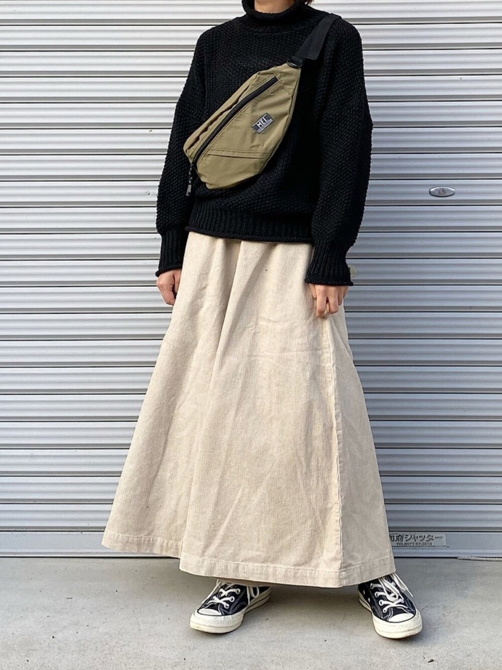 「大人カジュアル、ラフ、ニット、ハイネック、コーデュロイ、コーデュロイパンツ、ニットコーデ、秋冬コーデ、秋のコーデ、ウエストポーチ」｜「Libra CueのLibra ルーズフィットニット（ニット/セーター、ブラック系）」を使った、ともさん（レディース・153cm）の秋コーディネートの1枚目の写真