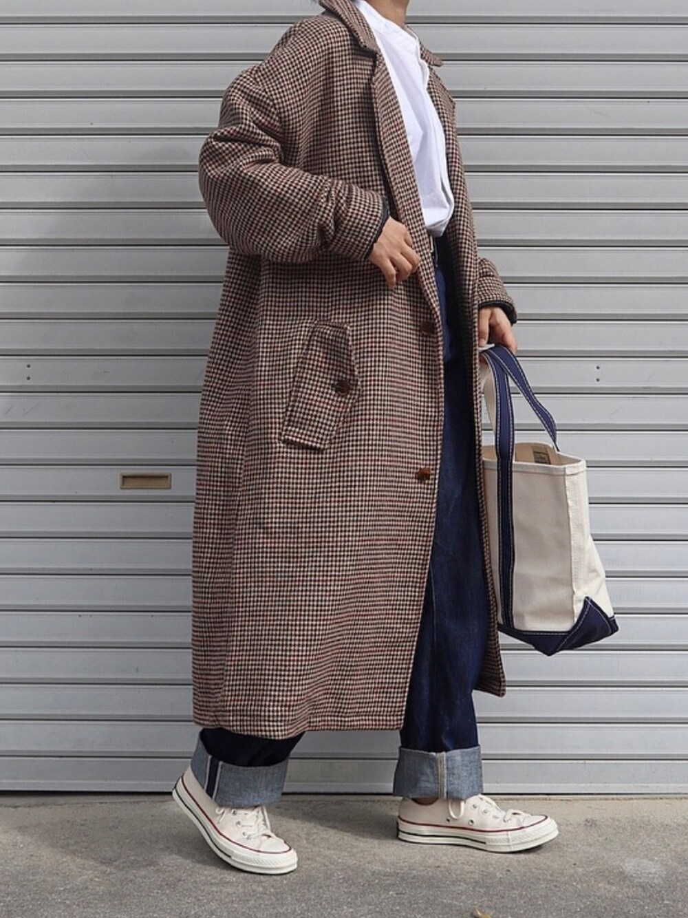 「オトナ女子、オトナカジュアル、秋冬コーデ、チェスターコート、秋冬、デニムパンツ、チェック、トートバッグ、FUDGE、白シャツ」｜「LEVI'S VINTAGE CLOTHINGの701（デニムパンツ、ブルー系）」を使った、ともさん（レディース・153cm）の秋コーディネートの1枚目の写真