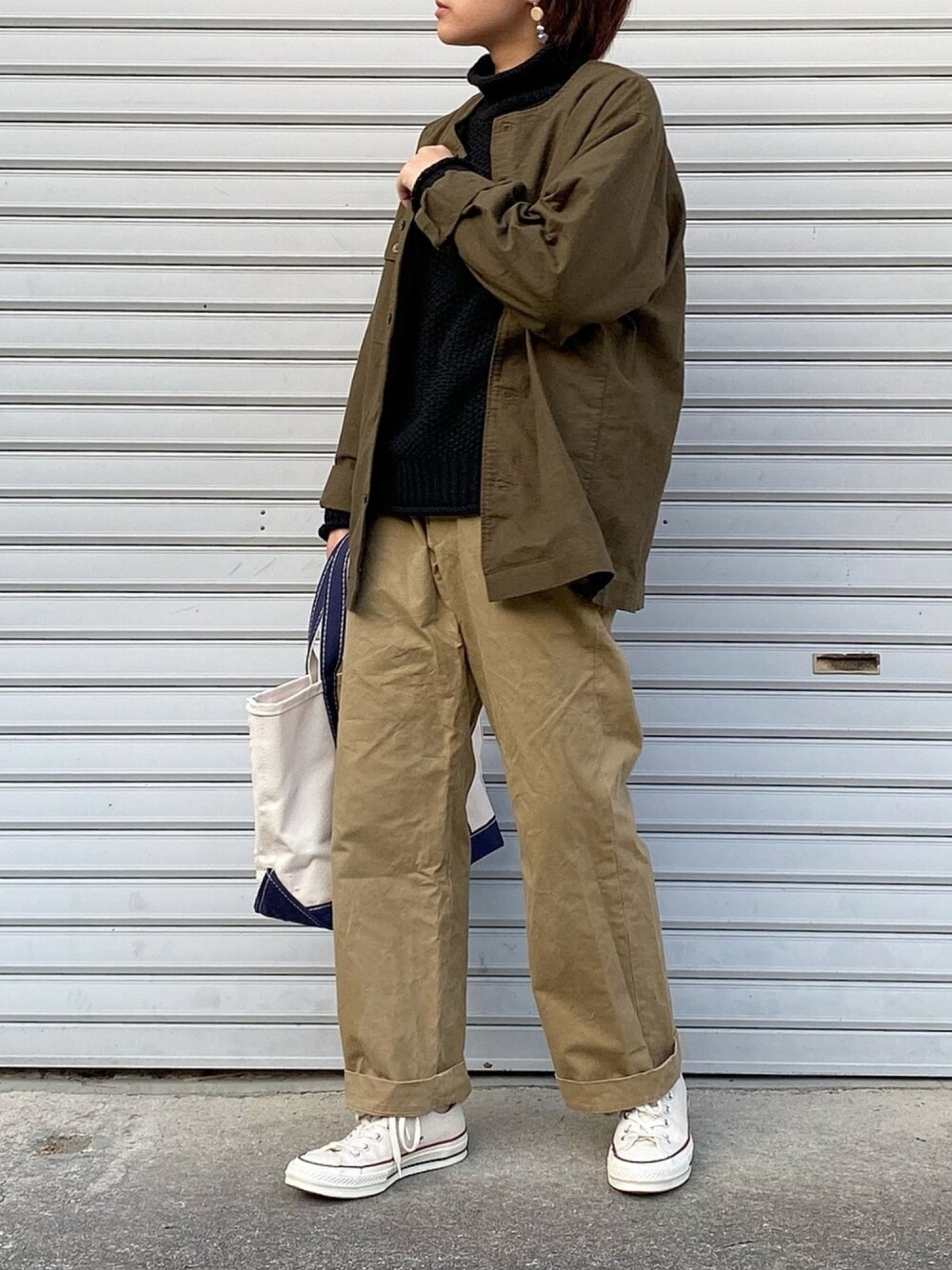 「秋コーデ、アースカラー、ミリタリー、ミリタリージャケット、チノパン、ニット、ハイネック、LL.Bean、メンズライク、カーキ」｜「無印良品のアイテム（シャツ/ブラウス、グリーン系）」を使った、ともさん（レディース・153cm）の秋コーディネートの1枚目の写真