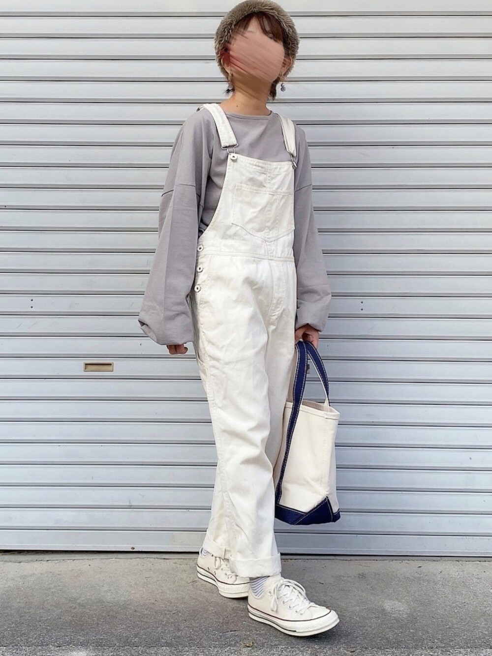 「シンプル、オーバーオール、ワントーンコーデ、ホワイト、グレー、ヘアバンド、ファー小物、秋コーデ、低身長コーデ、ボリューム袖」｜「INTER FACTORYのファッションインフルエンサー ちぃー × INTER FACTORY　くすみカラーバルーンスリーブT（Tシャツ/カットソー、グレー系）」を使った、ともさん（レディース・153cm）の秋コーディネートの1枚目の写真
