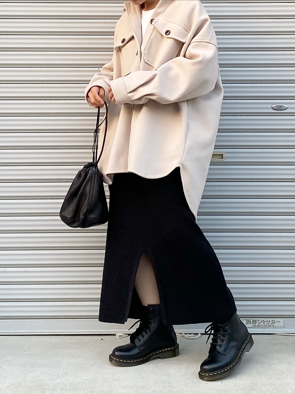 「秋冬コーデ、大人カジュアル、秋コーデ、ビッグシルエット、CPOジャケット、スカート、ブーツ、オトナ女子、モノトーン、巾着バッグ」｜「Aunt Marie'sのAUNT MARIE'S メルトンCPOシャツジャケット（カバーオール、ベージュ系）」を使った、ともさん（レディース・153cm）の秋コーディネートの1枚目の写真