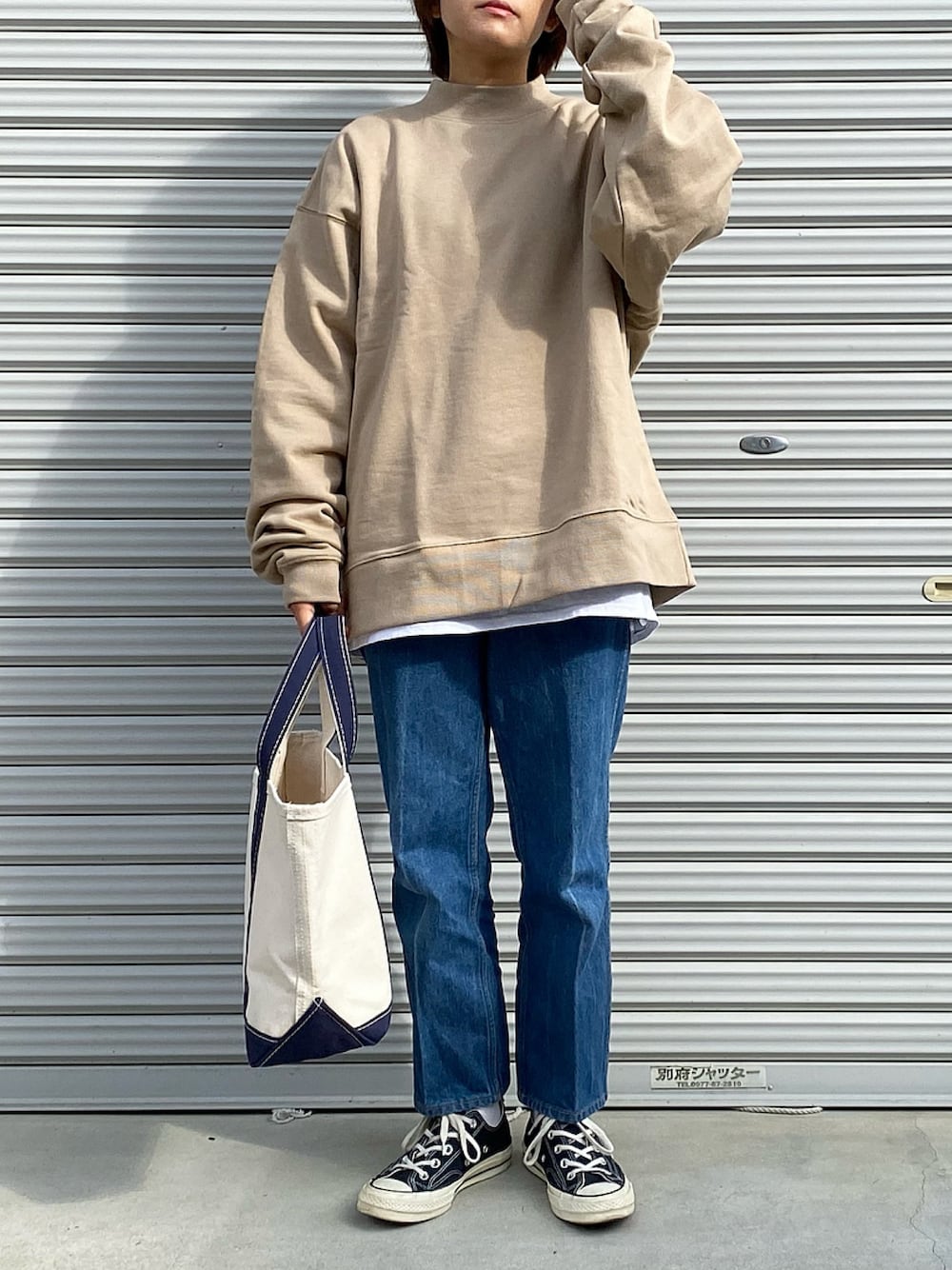 「カジュアル、シンプルコーデ、大人カジュアル、レイヤードスタイル、スウェット、デニムパンツ、秋コーデ、ボリューム袖、LL.Bean」｜「MinoriTYの【コラボ「MinroriTY×WEARISTA  kitsune」】モックネックルーズスウェット ビッグシルエット ハイネック トレーナー（スウェット、グレー系）」を使った、ともさん（レディース・153cm）の秋コーディネートの1枚目の写真