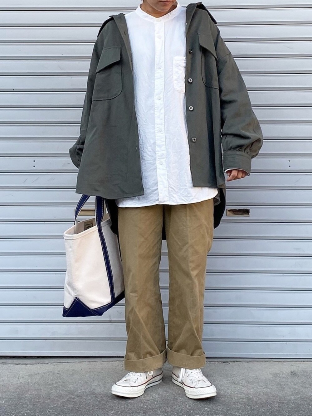 「大人カジュアル、パンツスタイル、カジュアル、スタンドカラー、白シャツ、秋コーデ、チノパン、LL.Bean、メンズライク、オトナ女子」｜「Aunt Marie'sのAUNT MARIE'S ベルト付きサファリシャツ（シャツ/ブラウス、グリーン系）」を使った、ともさん（レディース・153cm）の秋コーディネートの1枚目の写真