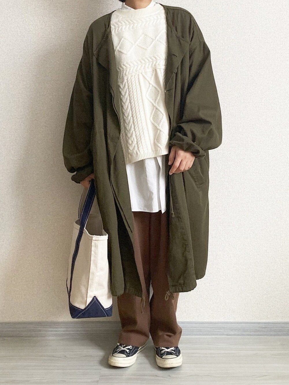 「秋冬コーデ、冬コーデ、白ニット、ケーブルニット、レイヤードスタイル、アースカラー、LL.Bean、カーキ、ガスコート」｜「Kastaneのミリタリーガスコート（ミリタリージャケット、グリーン系）」を使った、ともさん（レディース・153cm）の秋コーディネートの1枚目の写真