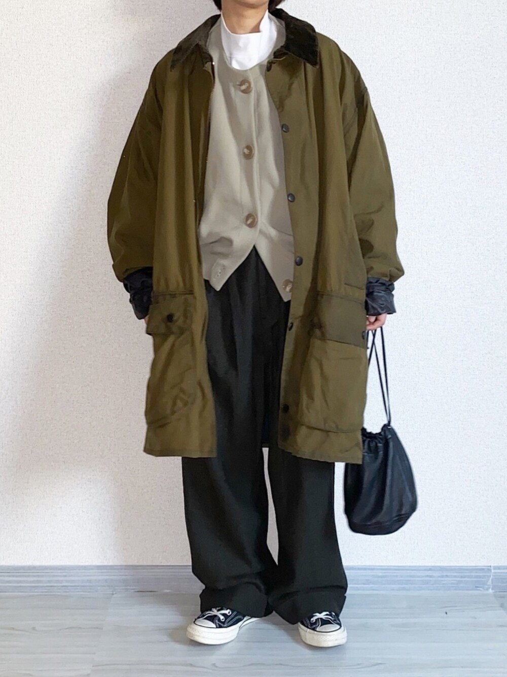 「年末WEAR感謝祭、冬のコーデ、バブアー、barbour、レイヤードスタイル、アースカラー、おじコーデ、ゆるコーデ、ビッグシルエット、カーディガン」｜「Barbourのアイテム（ジャケット/アウター、グリーン系）」を使った、ともさん（レディース・153cm）の冬コーディネートの1枚目の写真