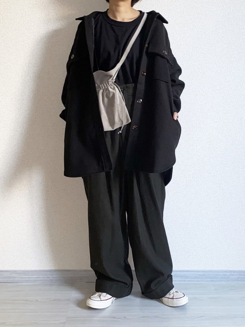 「年末WEAR感謝祭、ラクチンコーデ、秋冬コーデ、ブラックコーデ、CPOジャケット、ゆるコーデ、休日スタイル、スニーカー、サスペンダー」｜「Aunt Marie'sのAUNT MARIE'S 裏キルトメルトンCPOシャツアウター（カバーオール、ブラック系）」を使った、ともさん（レディース・153cm）の冬コーディネートの1枚目の写真