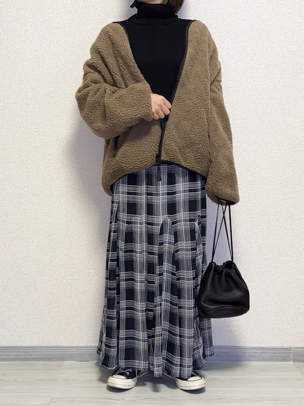 「オトナカジュアル、低身長コーデ、ボアジャケット、冬、ボア、チェックスカート、ロングスカート、ハイネックニット、ボアブルゾン」｜「Chaco closetのリバーシブルボアフリースジャケット（ブルゾン、ベージュ系）」を使った、ともさん（レディース・153cm）の冬コーディネートの1枚目の写真