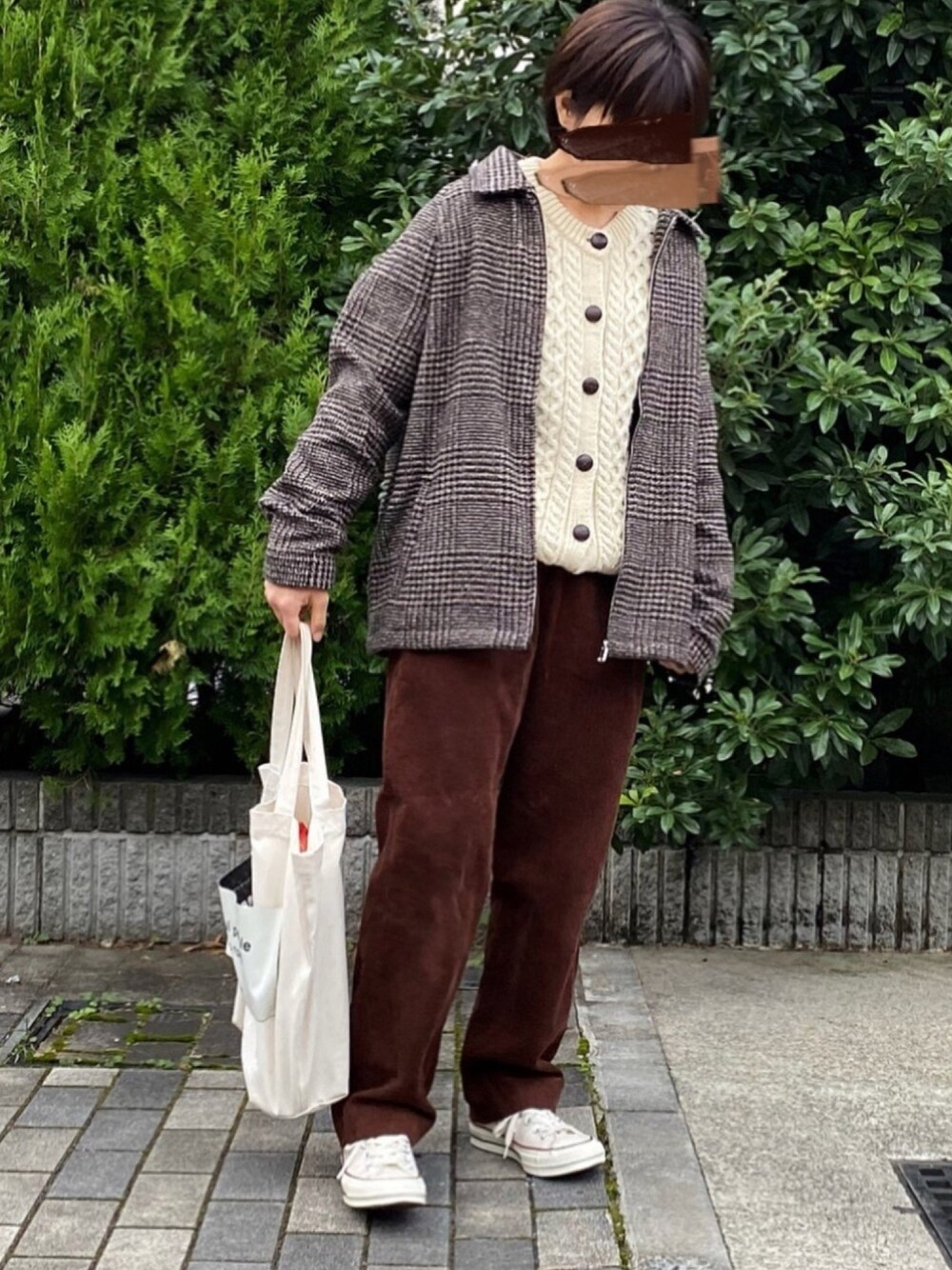 「休日スタイル、低身長コーデ、スニーカーコーデ、アランニット、ニットカーディガン、メンズライク、コーデュロイパンツ、ガンクラブチェック、メンズアイテム」｜「EMMA CLOTHESのコットンツイル/デニム/ストライプ/チェック ジップブルゾン ジャケット/スイングトップ/スウィングトップ（ブルゾン、ブラウン系）」を使った、ともさん（レディース・153cm）の冬コーディネートの1枚目の写真