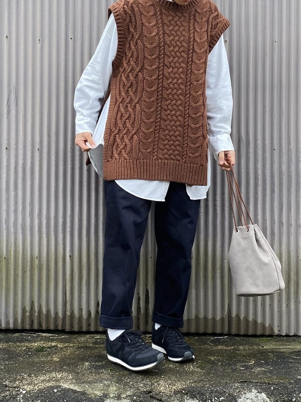 「着回しコーデ、ラフ、シンプル、ニットベスト、スタンドカラー、白シャツ、レイヤードスタイル、スニーカー、巾着バッグ、メンズライク」｜「niko and...のスリット入りケーブルベスト（ベスト、ブラウン系）」を使った、ともさん（レディース・153cm）の冬コーディネートの1枚目の写真
