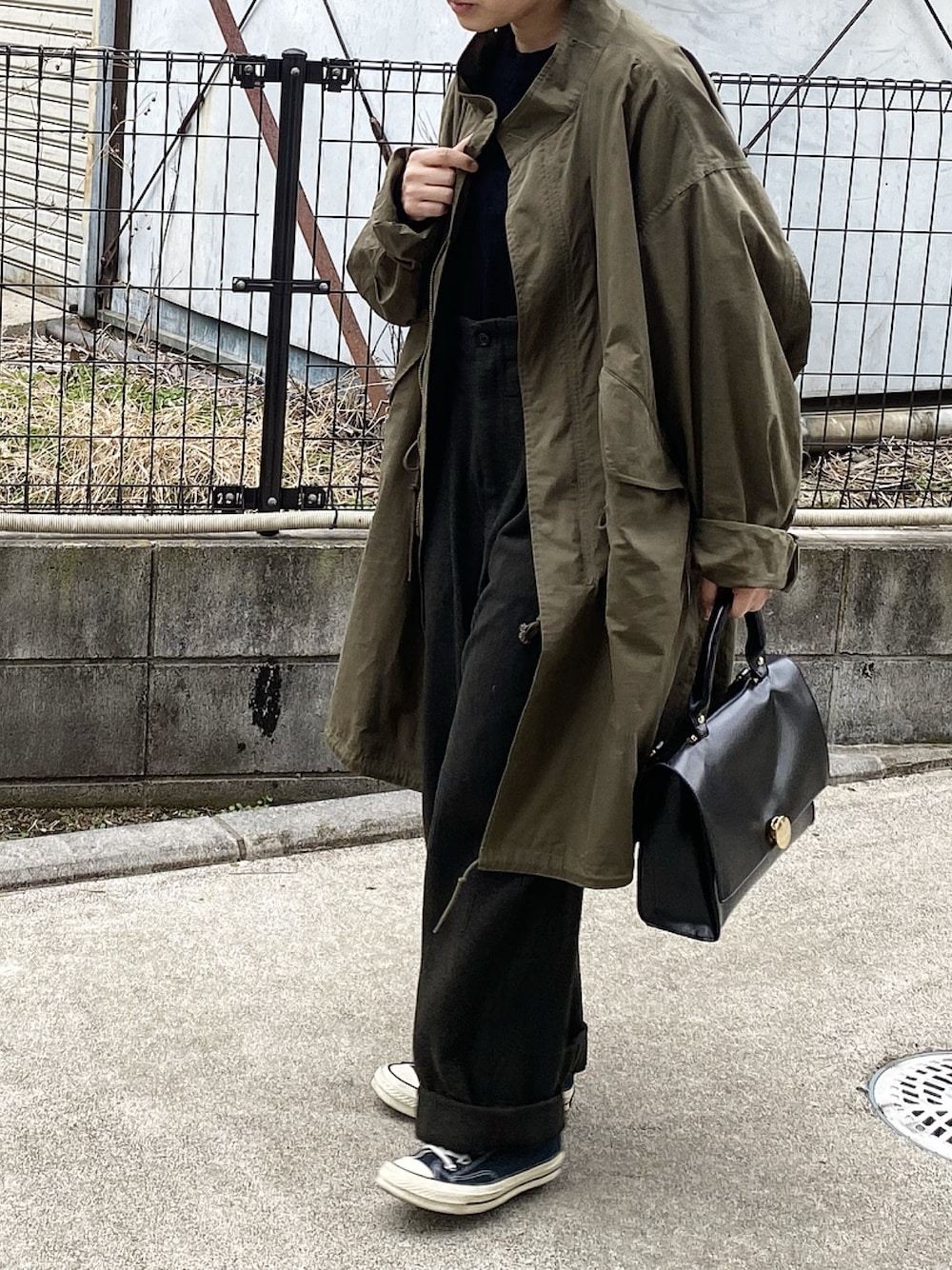 「ビッグシルエット、大人女子、大人コーデ、ラフ、ブラック、くすみカラー、M65、ミリタリー、カーキ、オトナ女子」｜「FREAK'S STOREのWEB限定 M-65 ビッグシルエット スタンドモッズコート（モッズコート、グリーン系）」を使った、ともさん（レディース・153cm）の冬コーディネートの1枚目の写真