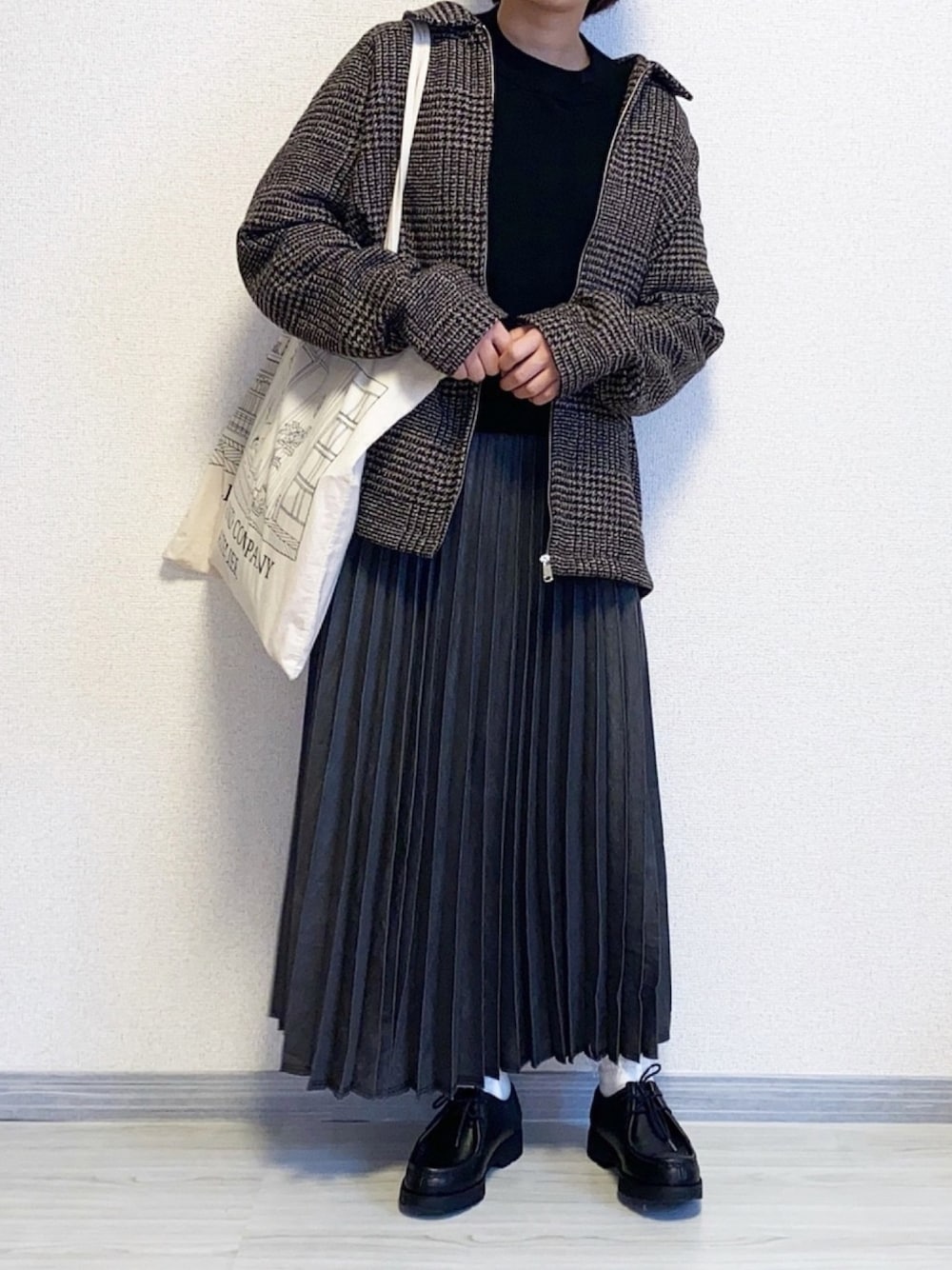 「休日スタイル、カジュアル、低身長、大人女子、プリーツスカート、メンズアイテム、KLEMAN、ガンクラブチェック」｜「EMMA CLOTHESのコットンツイル/デニム/ストライプ/チェック ジップブルゾン ジャケット/スイングトップ/スウィングトップ（ブルゾン、ブラウン系）」を使った、ともさん（レディース・153cm）の冬コーディネートの1枚目の写真