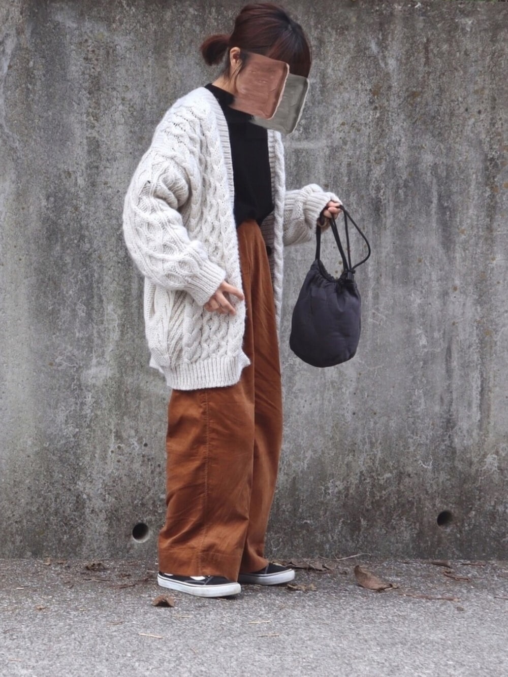 ホワイト系のカーディガン/ボレロ、グレー系のショルダーバッグ、ブラック系のニット/セーターを着用したレディースの秋コーディネートの1枚目の写真