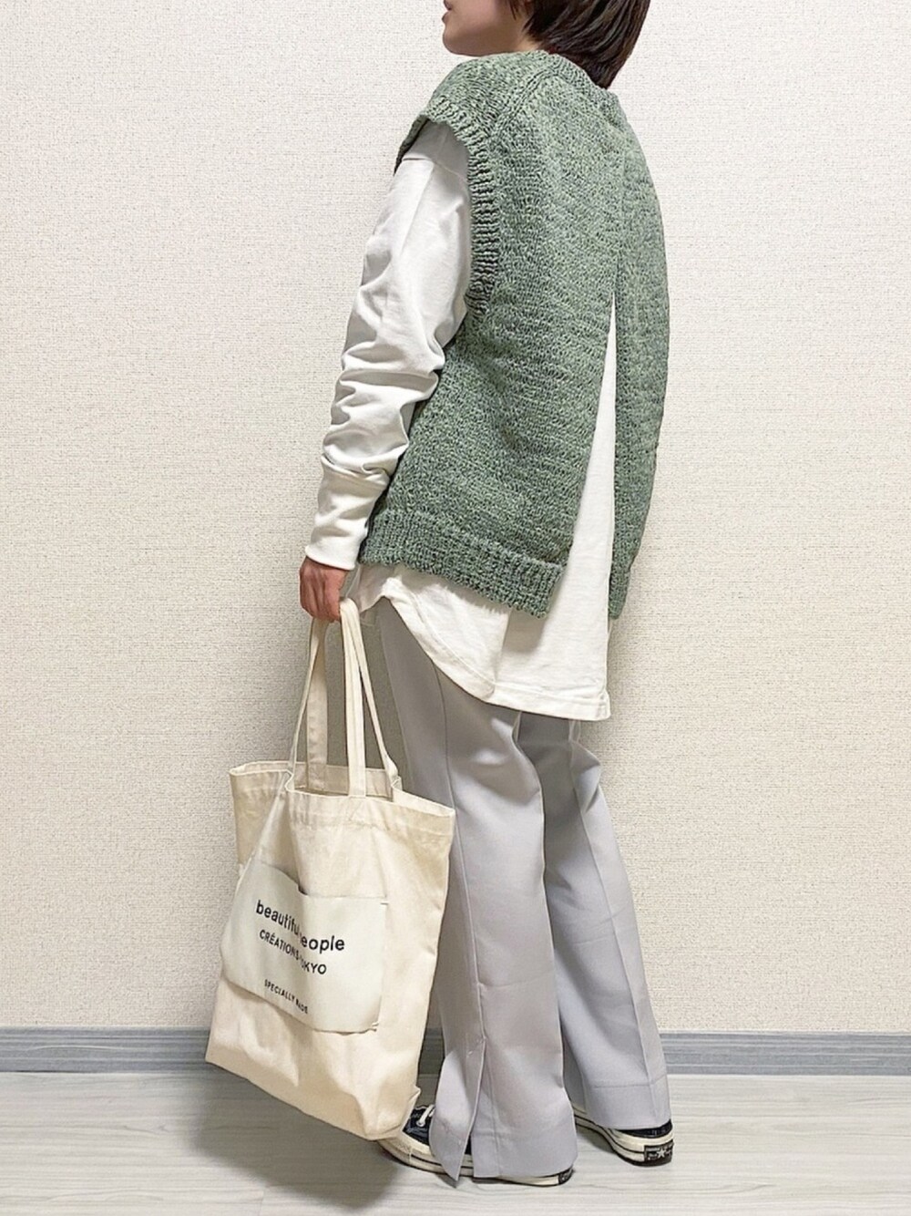 「春、春コーデ、レイヤードスタイル、ベスト、フレアパンツ、センタープレス、パステルカラー、大人ガーリー、シンプルコーデ、大人カジュアル」｜「niko and...のペーパーライクヤーンベスト（ベスト、グリーン系）」を使った、ともさん（レディース・153cm）の冬コーディネートの1枚目の写真