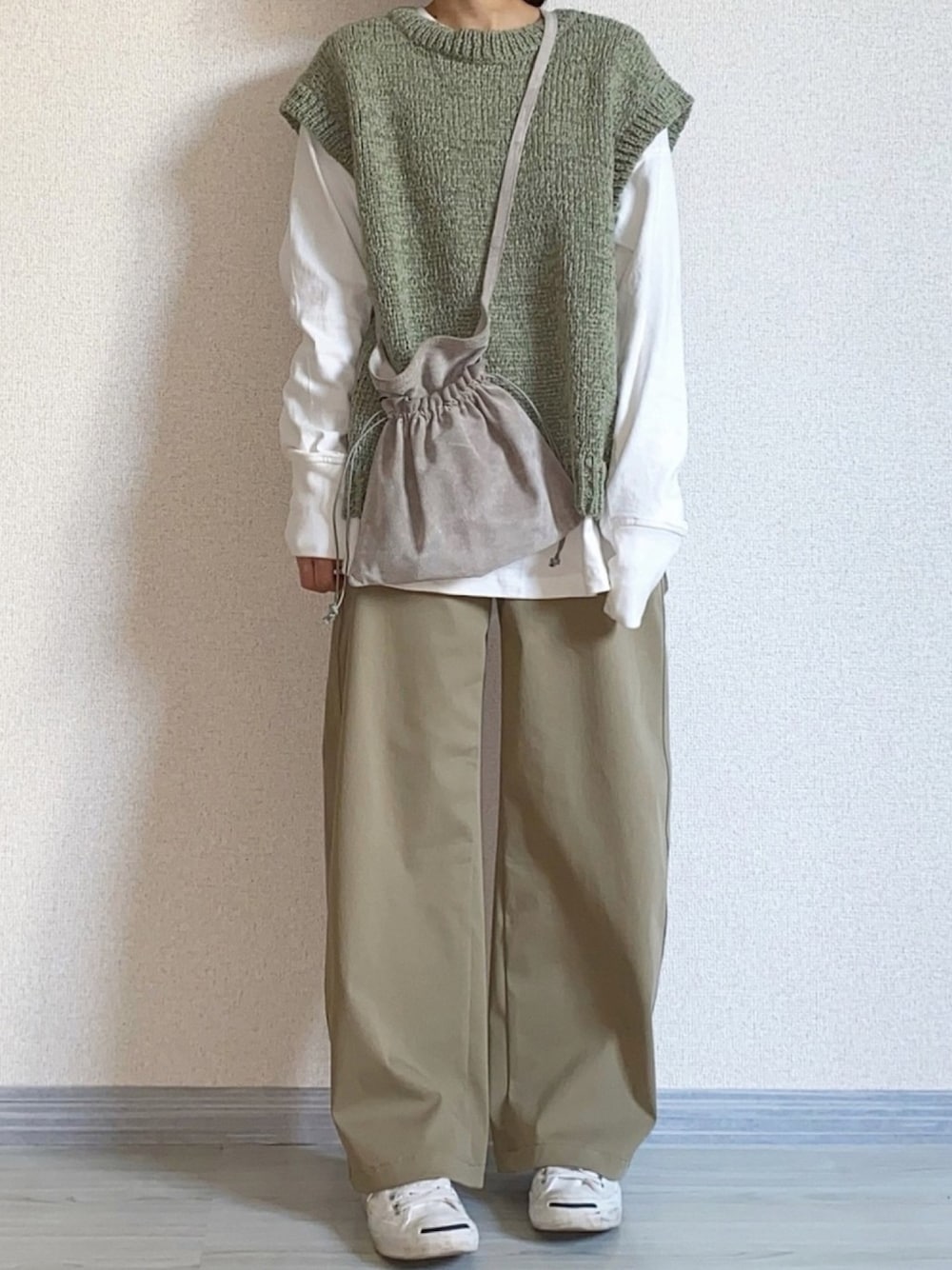 「春コーデ、パステル映える春、春カラー、ミントグリーン、ピスタチオ、ベスト、カーブパンツ、ワイドフィットカーブツイルジャージパンツ、くすみカラー、ミントカラー」｜「niko and...のペーパーライクヤーンベスト（ベスト、グリーン系）」を使った、ともさん（レディース・153cm）の春コーディネートの1枚目の写真