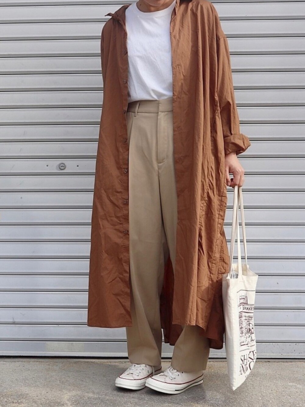 「秋、大人カジュアル、ゆるコーデ、ベージュ、秋色、キャメル、シャツワンピ、ワントーンコーデ」｜「UNIQLOのリラックスフィットクルーネックT（半袖）（Tシャツ/カットソー、ホワイト系）」を使った、ともさん（レディース・153cm）の秋コーディネートの1枚目の写真