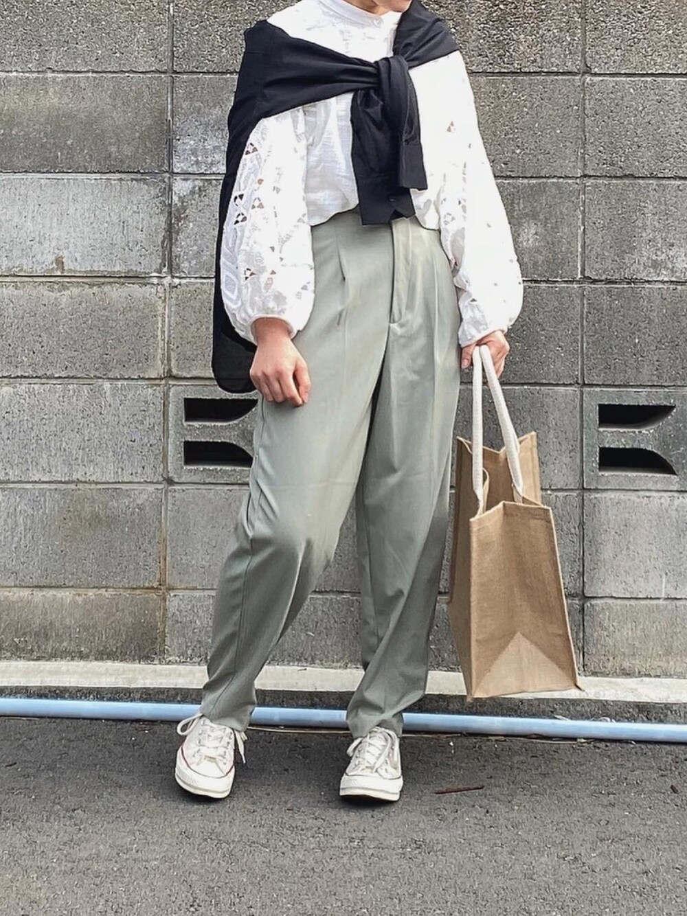 「休日コーデ、GU、タックコクーンシルエットパンツ、グリーン、ミントグリーン、ピスタチオ、コンバース、白スニーカー、白シャツ、カーディガン」｜「Auntie Rosa Holidayの【Holiday】２WAYバルーンスリーブレースブラウス（シャツ/ブラウス、ホワイト系）」を使った、ともさん（レディース・153cm）の春コーディネートの1枚目の写真