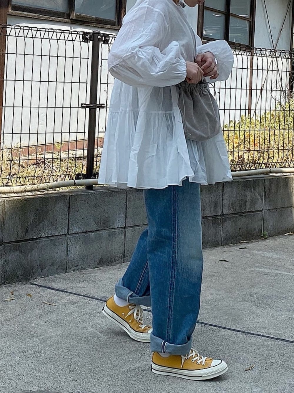 「シンプル、春、パンツスタイル、デニムパンツ、ブラウス、大人ガーリー、ショルダーバッグ、converse」｜「Libra CueのLibra ティアードブラウス（シャツ/ブラウス、ホワイト系）」を使った、ともさん（レディース・153cm）の春コーディネートの1枚目の写真