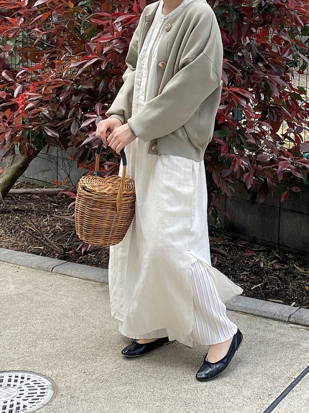 「春コーデ、バレエシューズ、カーディガン、ワンピース、ロングワンピース、かごバッグ、プリーツパンツ、オトナ女子、休日スタイル」｜「KBFのBIGボタンクルーネックカーディガン（カーディガン/ボレロ、ベージュ系）」を使った、ともさん（レディース・153cm）の春コーディネートの1枚目の写真