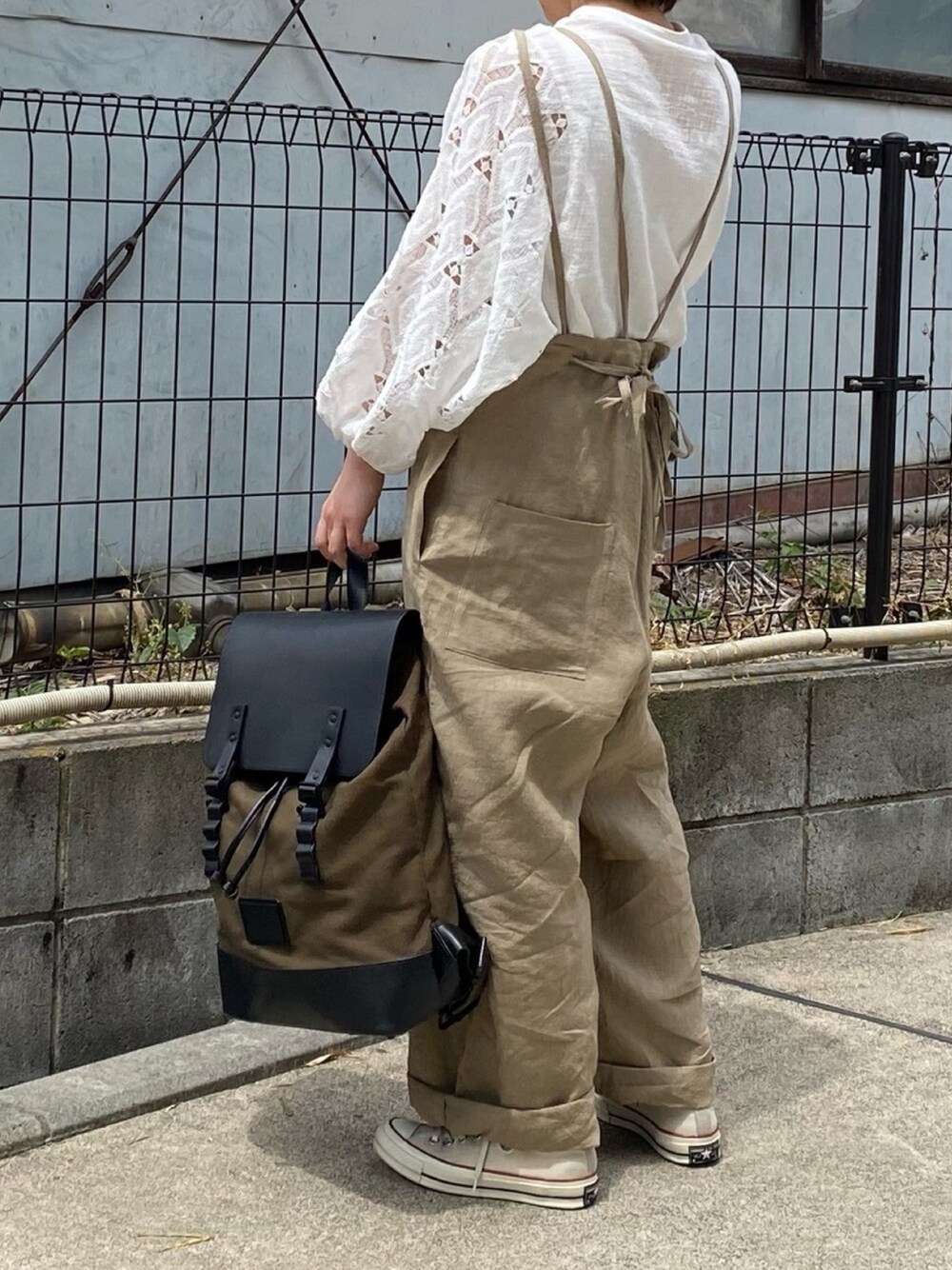 「リラックススタイル、シンプル、休日コーデ、サロペット、白シャツ、おうちスタイル、バックパック、ワントーンコーデ、コンバース」｜「Auntie Rosa Holidayの【Holiday】２WAYバルーンスリーブレースブラウス（シャツ/ブラウス、ホワイト系）」を使った、ともさん（レディース・153cm）の春コーディネートの1枚目の写真