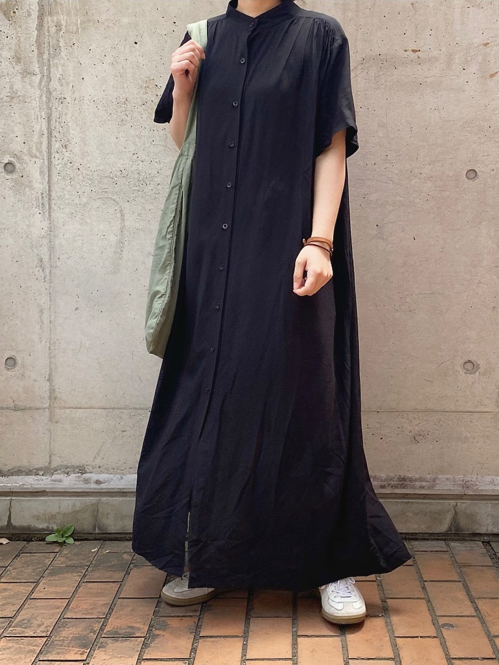 「休日スタイル、春夏コーデ、ロングワンピース、おうちファッション、おうちスタイル、アースカラー、シャツワンピ、バンドカラー、リラックススタイル」｜「Libra Cueのバンドカラーシャツワンピース（ワンピース、ブラック系）」を使った、ともさん（レディース・153cm）の春コーディネートの1枚目の写真
