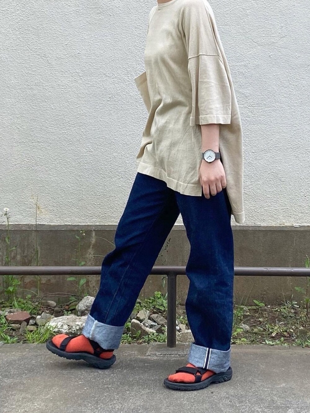「サマーニット、デニムパンツ、ジーンズ、サンダル、サンダルに靴下、休日コーデ、夏、春夏コーデ、シンプル、デニムコーデ」｜「ADAWASのbig knit tee（トップス、ベージュ系）」を使った、ともさん（レディース・153cm）の春コーディネートの1枚目の写真