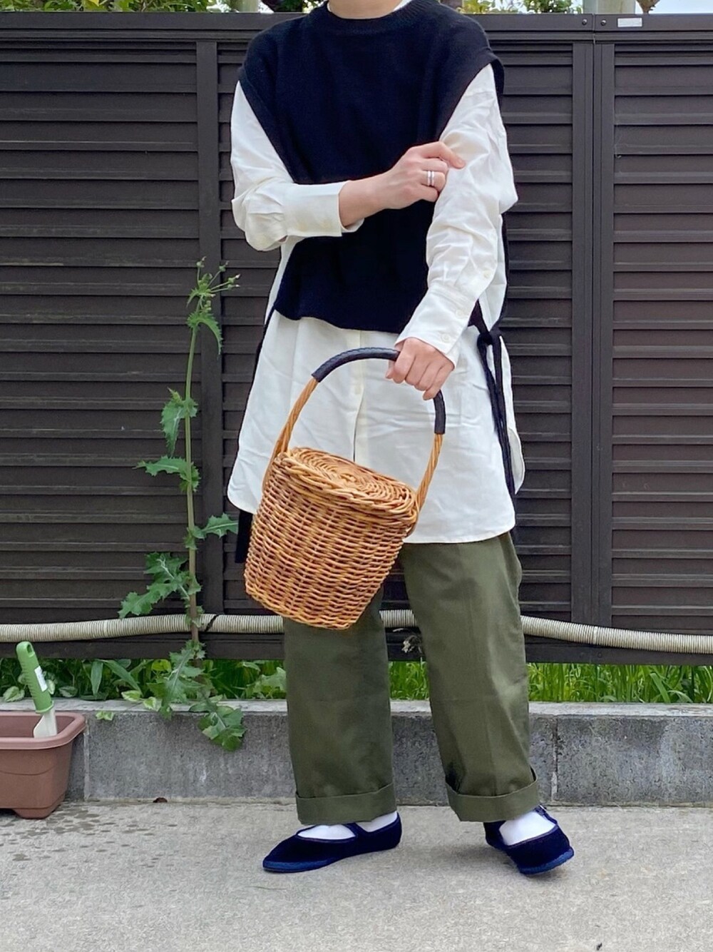「レイヤードスタイル、ベスト、ベスト×シャツ、シャツスタイル、軍パン、かごバッグ、春コーデ、春夏コーデ、リネン、低身長」｜「LOWRYS FARMのサイドムスビベスト　879391（ベスト、ブラック系）」を使った、ともさん（レディース・153cm）の春コーディネートの1枚目の写真