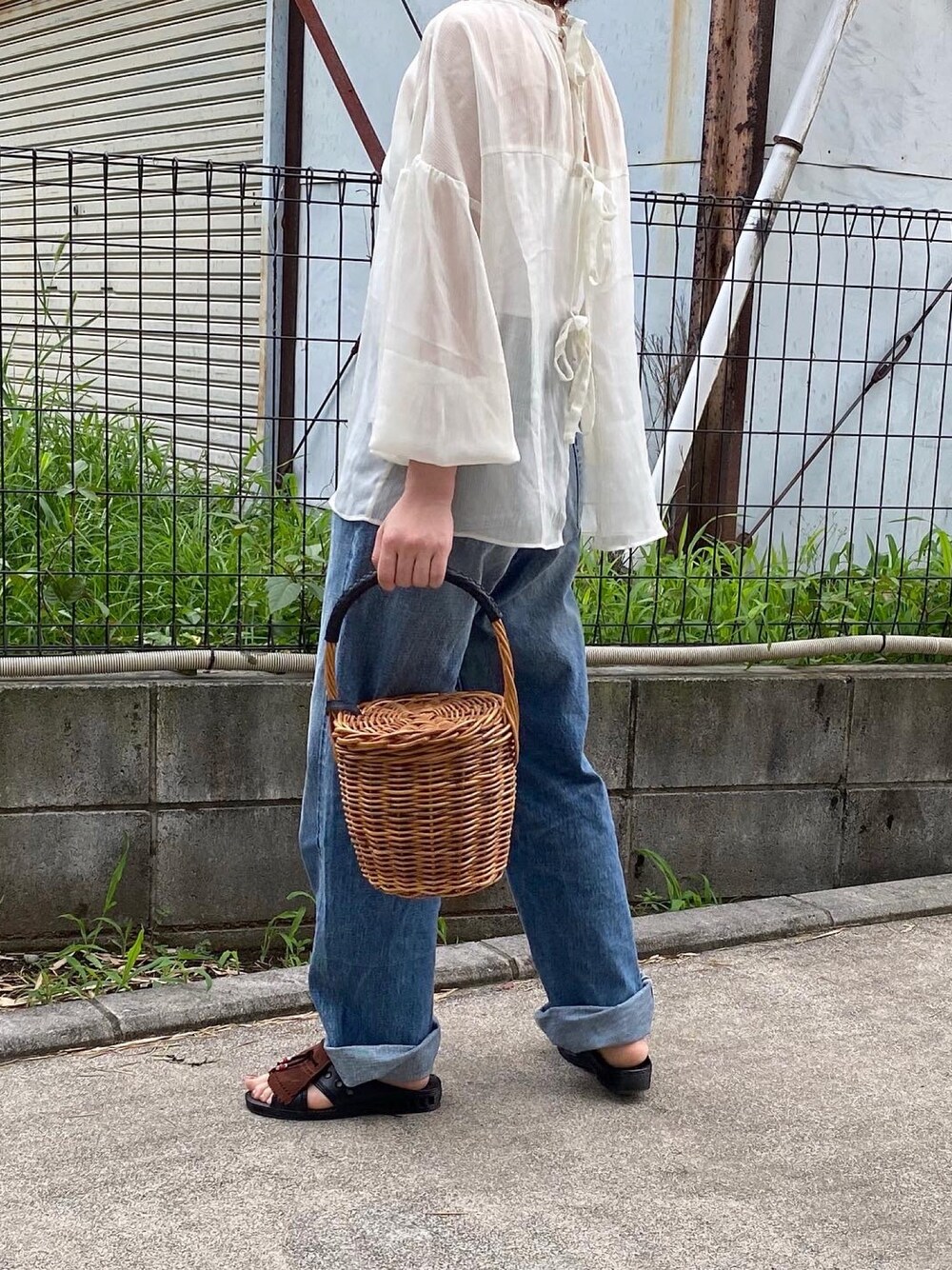 「シャツ好き集まれ、夏コーデ、デニムパンツ、シアーシャツ、サンダル、かごバッグ、シースルー、カジュアル」｜「Libra CueのLibra  フリルカラーリボンシアーブラウス（シャツ/ブラウス、ホワイト系）」を使った、ともさん（レディース・153cm）の夏コーディネートの1枚目の写真