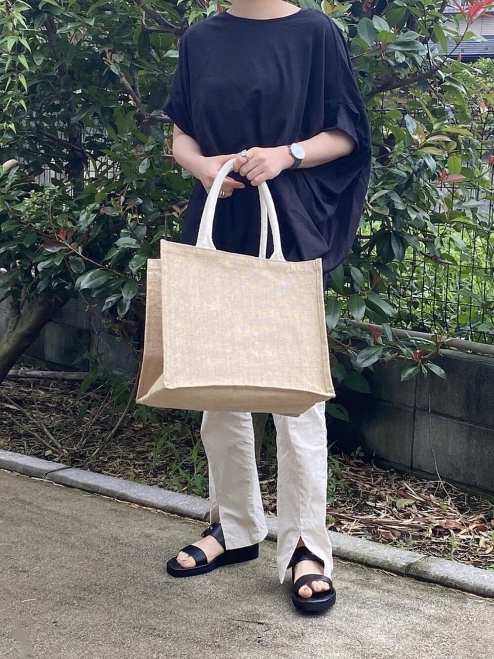 「シンプルコーデ、オトナカジュアル、休日スタイル、チャリティーTシャツ、夏だ！Tシャツ着よう！、レトロガール、オーバーサイズ、ビッグシルエット、モノトーンコーデ」｜「RETRO GIRLのRETRO GIRLチャリティTシャツ/2WAYドルマントップス（Tシャツ/カットソー、ブラック系）」を使った、ともさん（レディース・153cm）の夏コーディネートの1枚目の写真