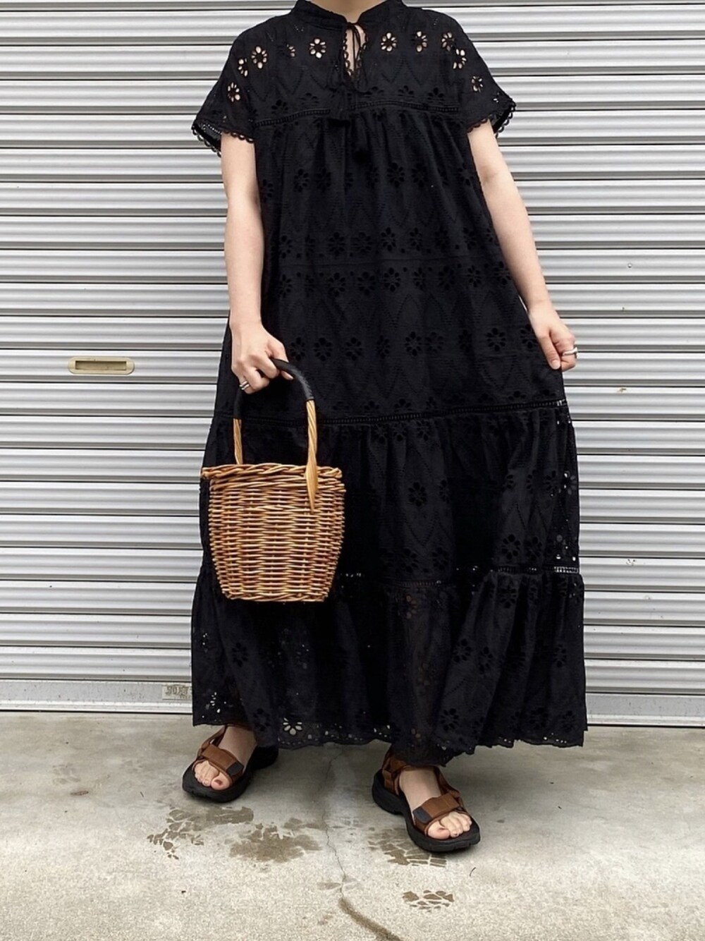 「シンプル、ワンピース、ロングワンピース、レース、サンダル、スポーツサンダル、かごバッグ、ラフコーデ」｜「KOH.styleの総レースティアードワンピース（ワンピース、ブラック系）」を使った、ともさん（レディース・153cm）の夏コーディネートの1枚目の写真