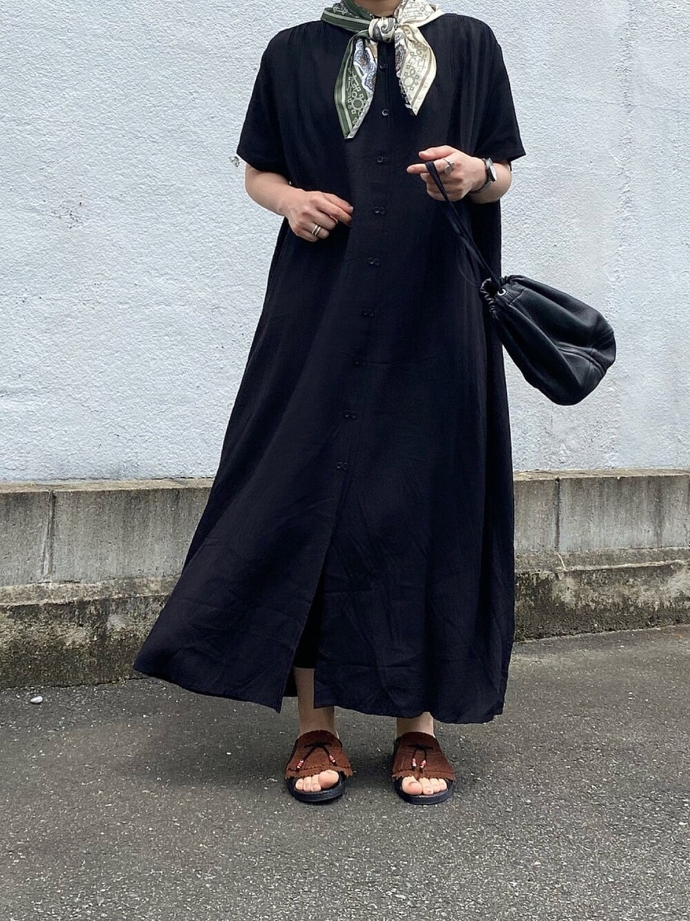 「休日スタイル、リラックススタイル、ワンピース、ロングワンピース、シャツワンピ、低身長、夏コーデ、巾着バッグ、スカーフ」｜「Libra Cueのバンドカラーシャツワンピース（ワンピース、ブラック系）」を使った、ともさん（レディース・153cm）の夏コーディネートの1枚目の写真
